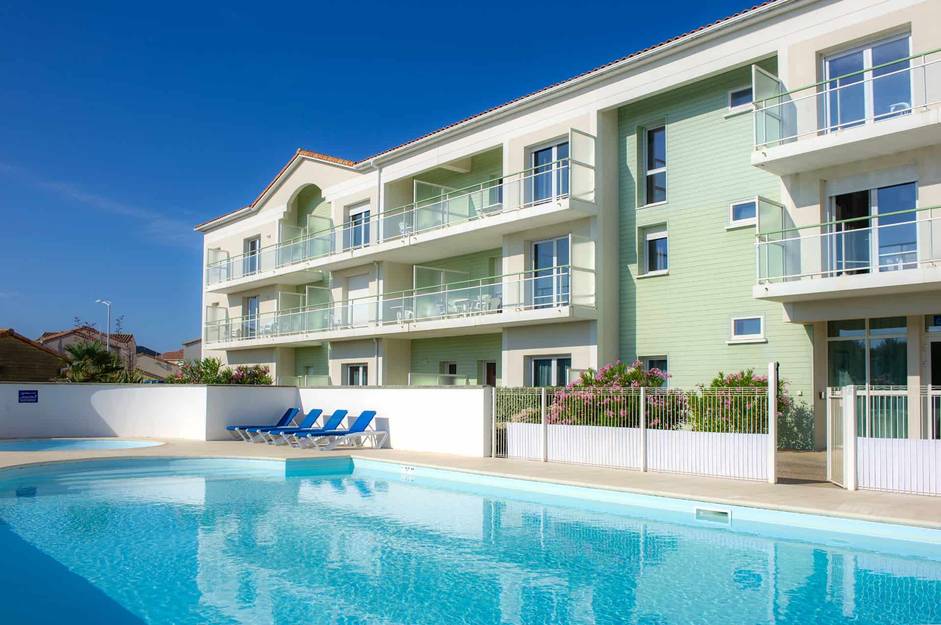 Piscine extérieure chauffée de la résidence de vacances Goélia La Grande Plage à St-Gilles-Croix-de-Vie Piscine extérieure chauffée de la résidence de vacances Goélia La Grande Plage à St-Gilles-Croix-de-Vie