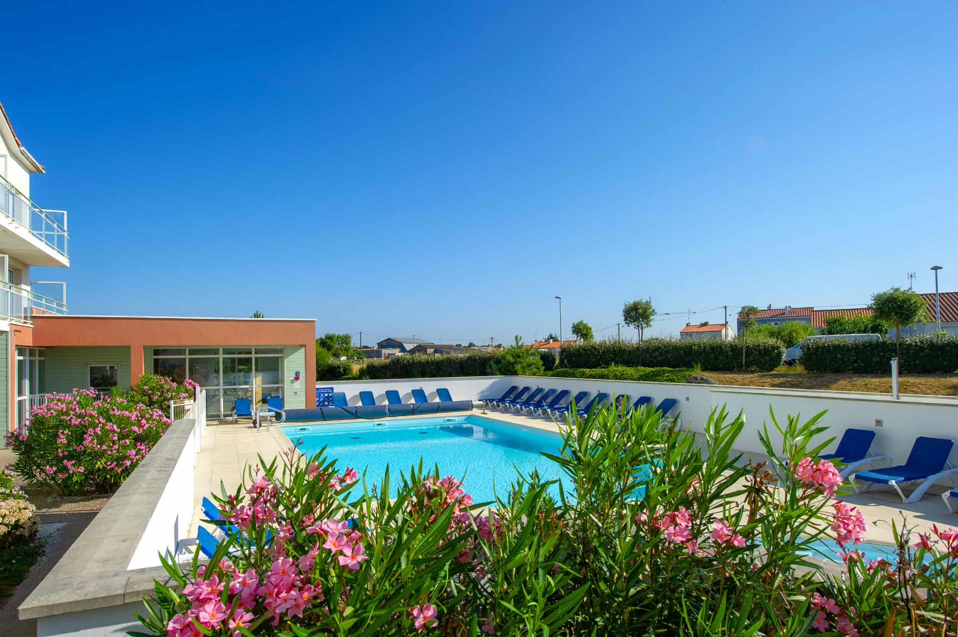 Piscine extérieure chauffée de la résidence de vacances Goélia La Grande Plage à St-Gilles-Croix-de-Vie Piscine extérieure chauffée de la résidence de vacances Goélia La Grande Plage à St-Gilles-Croix-de-Vie