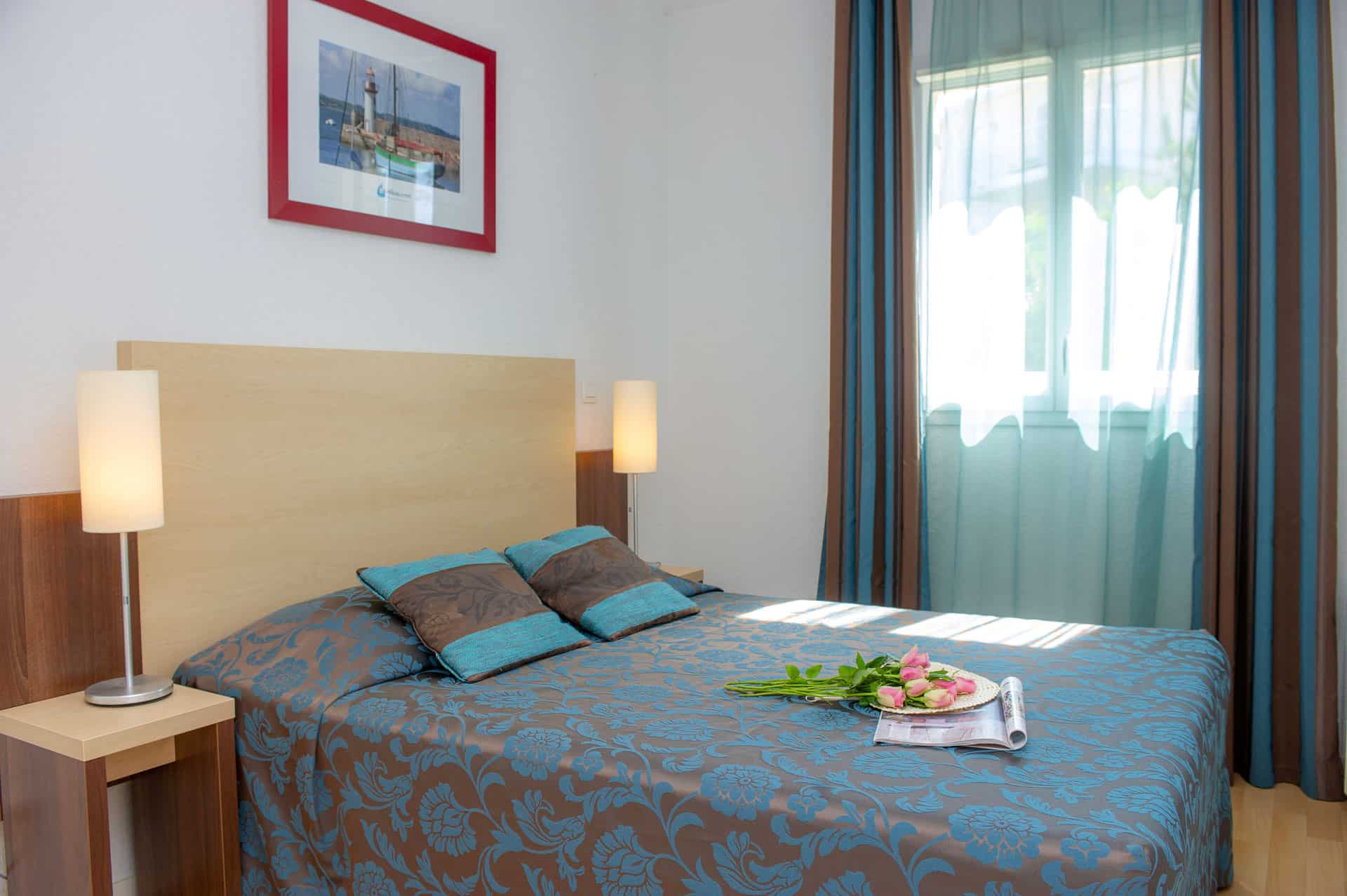 Chambre avec lit double d'un appartement de la résidence de vacances Goélia La Grande Plage à St-Gilles-Croix-de-Vie Chambre avec lit double d'un appartement de la résidence de vacances Goélia La Grande Plage à St-Gilles-Croix-de-Vie
