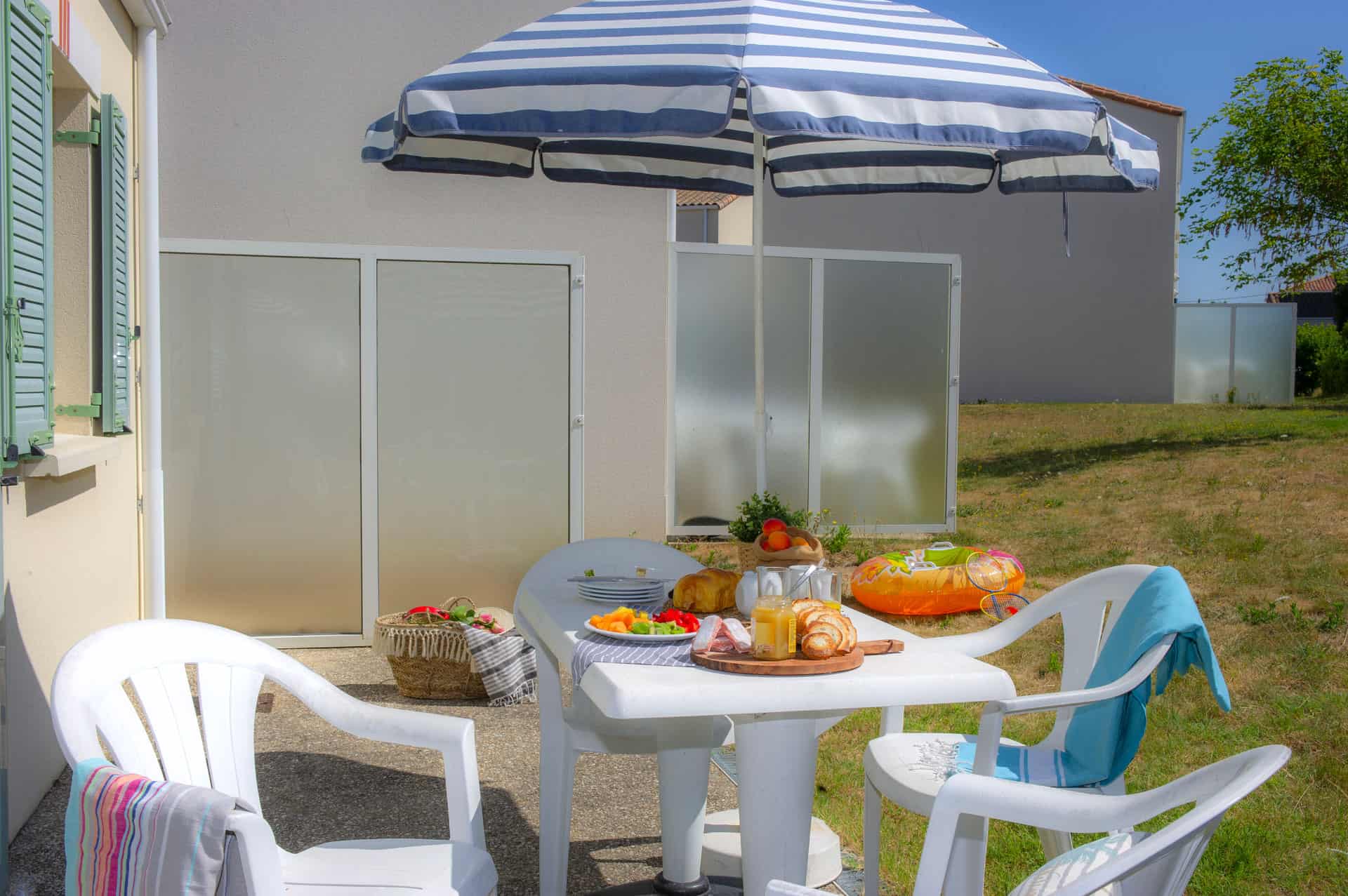 Terrasse d'un appartement de la résidence de vacances Goélia La Grande Plage à St-Gilles-Croix-de-Vie Terrasse d'un appartement de la résidence de vacances Goélia La Grande Plage à St-Gilles-Croix-de-Vie