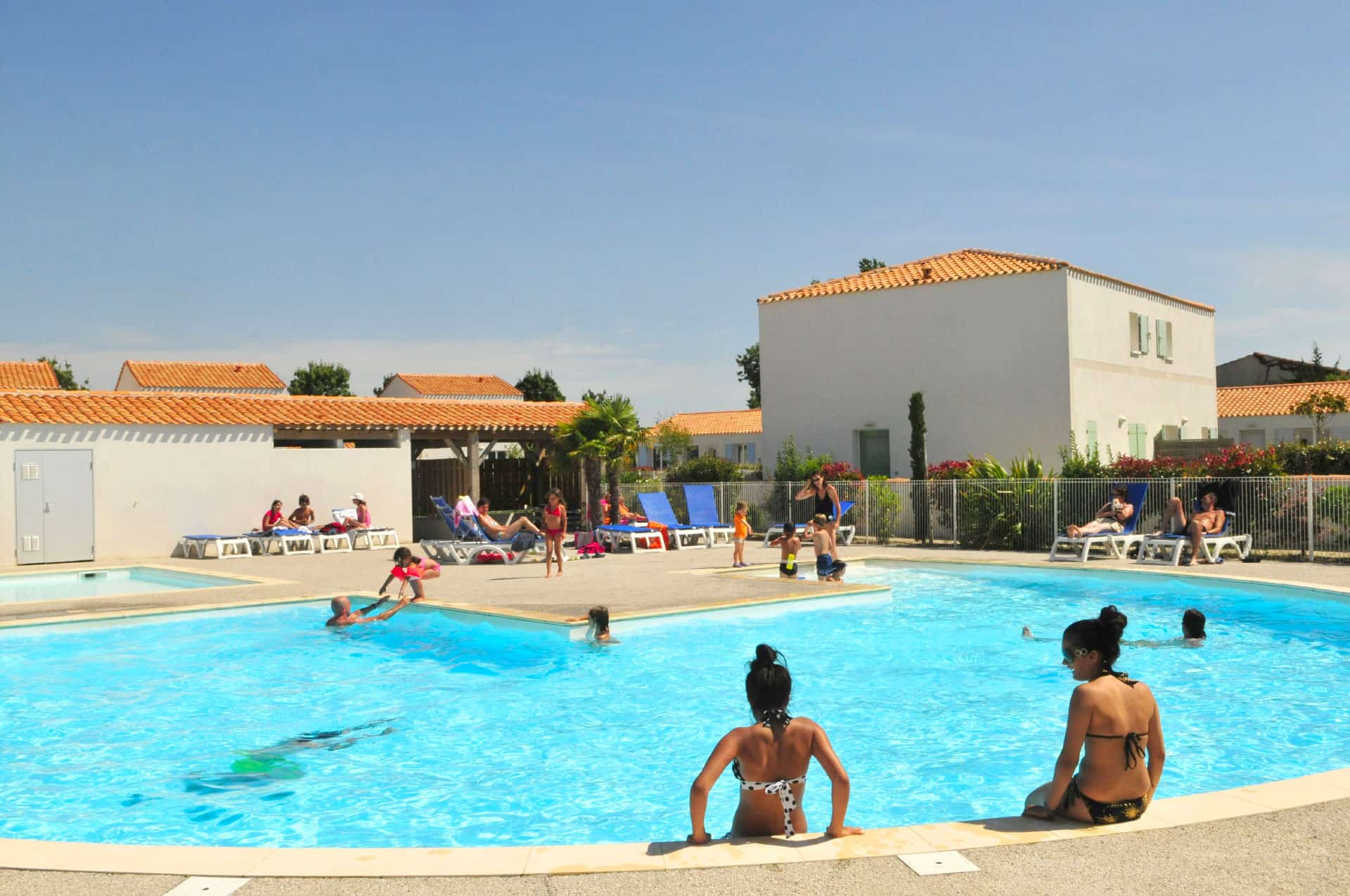 Piscine extérieure chauffée de la résidence de vacances Goélia La Palmeraie à St-Georges-d'Oléron Piscine extérieure chauffée de la résidence de vacances Goélia La Palmeraie à St-Georges-d'Oléron