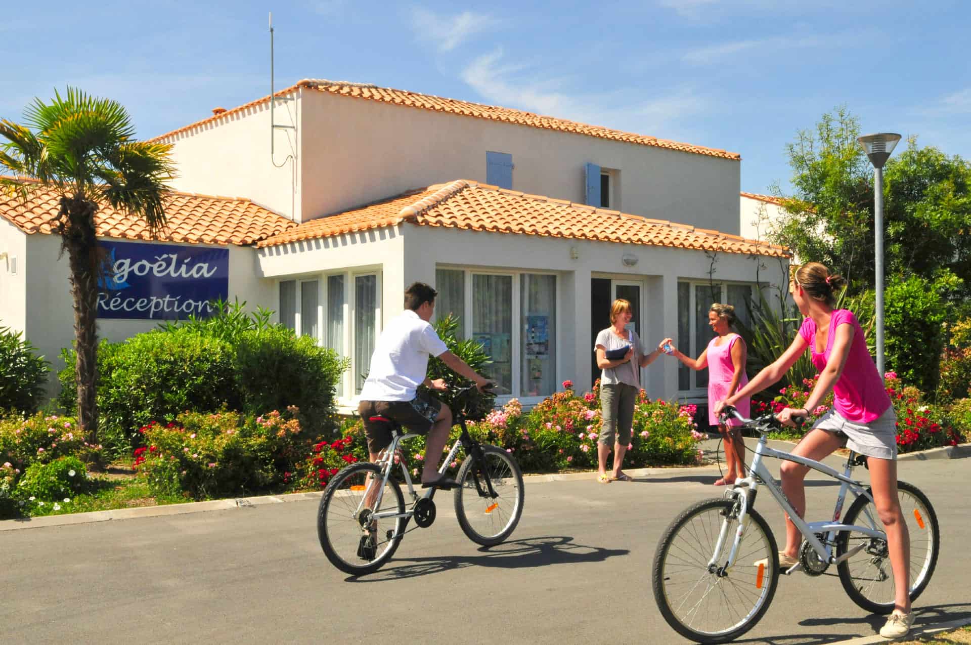 Vélo à l'extérieur de la résidence de vacances Goélia La Palmeraie à St-Georges-d'Oléron Vélo à l'extérieur de la résidence de vacances Goélia La Palmeraie à St-Georges-d'Oléron