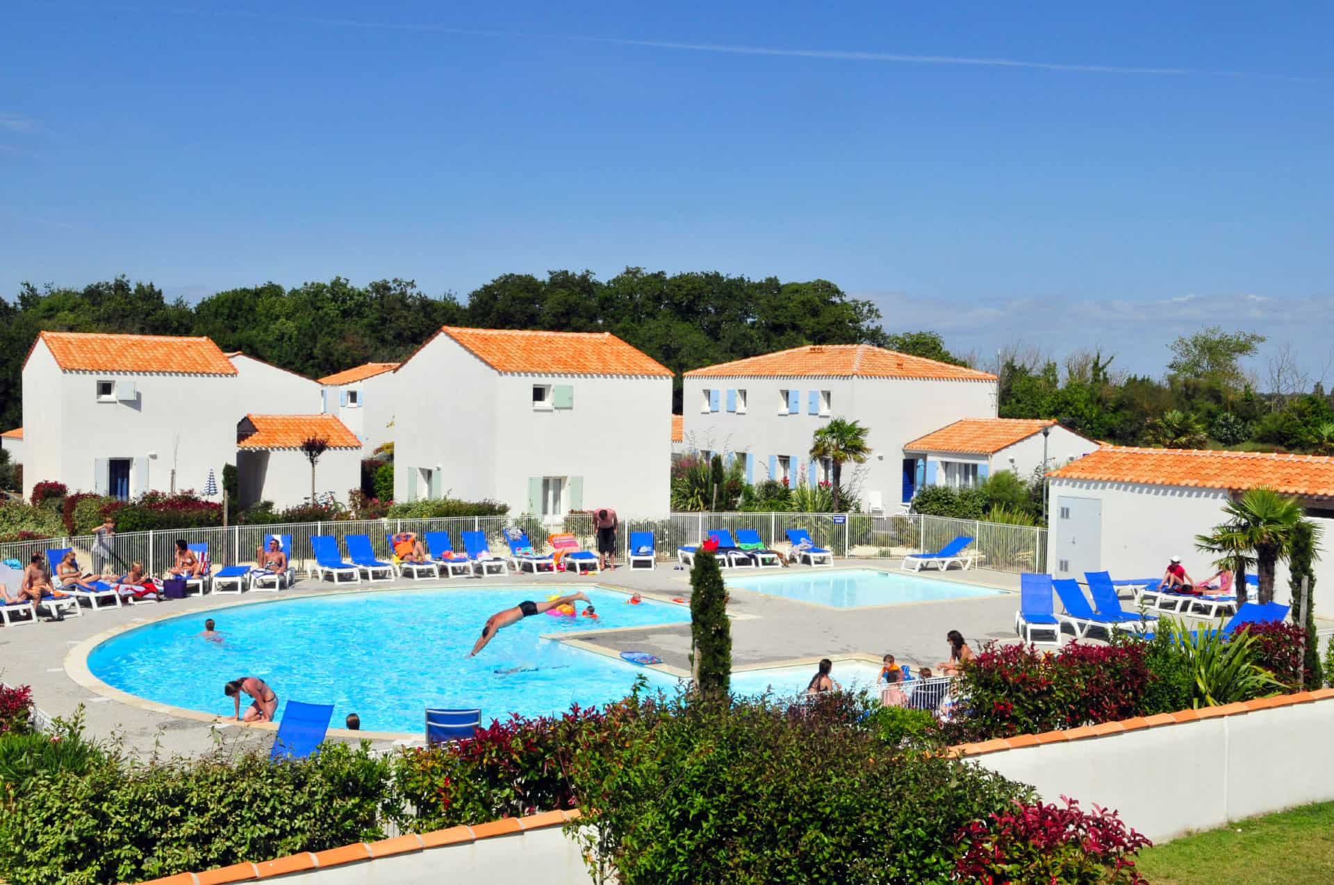 Piscine extérieure chauffée de la résidence de vacances Goélia La Palmeraie à St-Georges-d'Oléron Piscine extérieure chauffée de la résidence de vacances Goélia La Palmeraie à St-Georges-d'Oléron