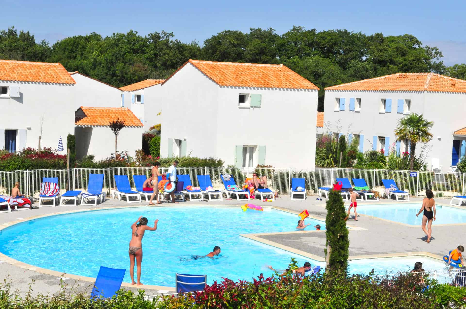 Piscine extérieure chauffée de la résidence de vacances Goélia La Palmeraie à St-Georges-d'Oléron Piscine extérieure chauffée de la résidence de vacances Goélia La Palmeraie à St-Georges-d'Oléron