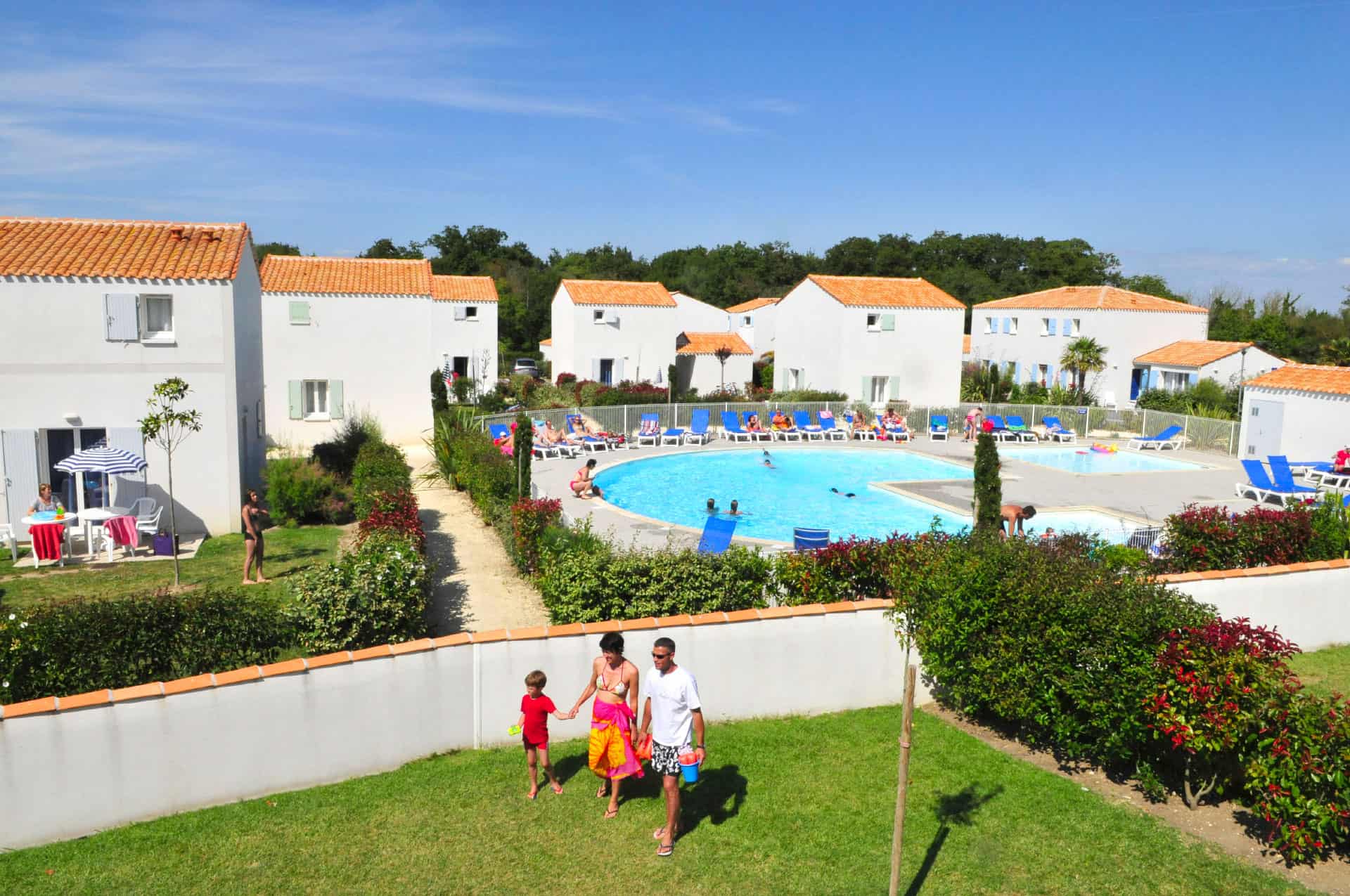 Piscine extérieure chauffée de la résidence de vacances Goélia La Palmeraie à St-Georges-d'Oléron Piscine extérieure chauffée de la résidence de vacances Goélia La Palmeraie à St-Georges-d'Oléron