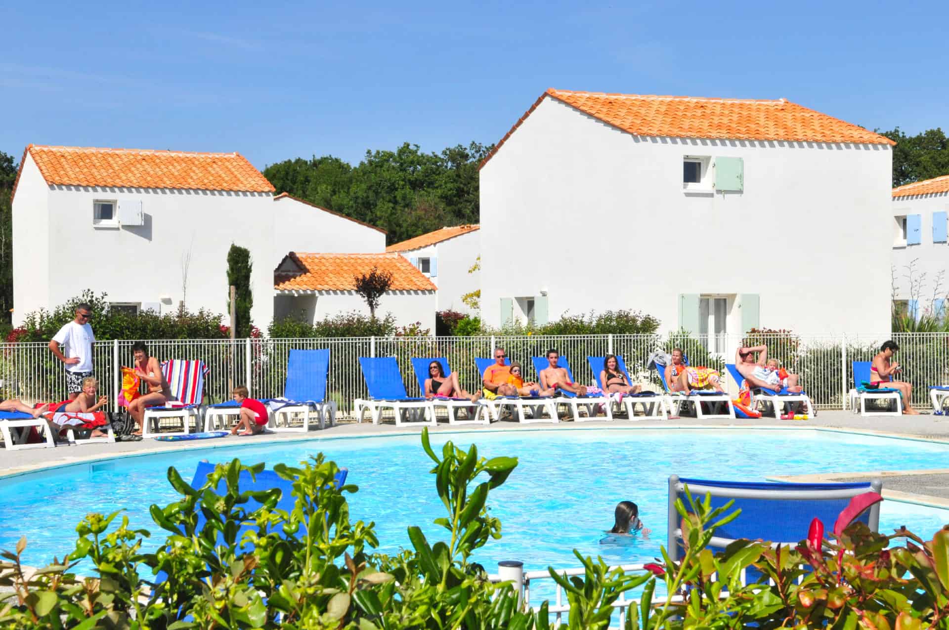 Piscine extérieure chauffée de la résidence de vacances Goélia La Palmeraie à St-Georges-d'Oléron Piscine extérieure chauffée de la résidence de vacances Goélia La Palmeraie à St-Georges-d'Oléron