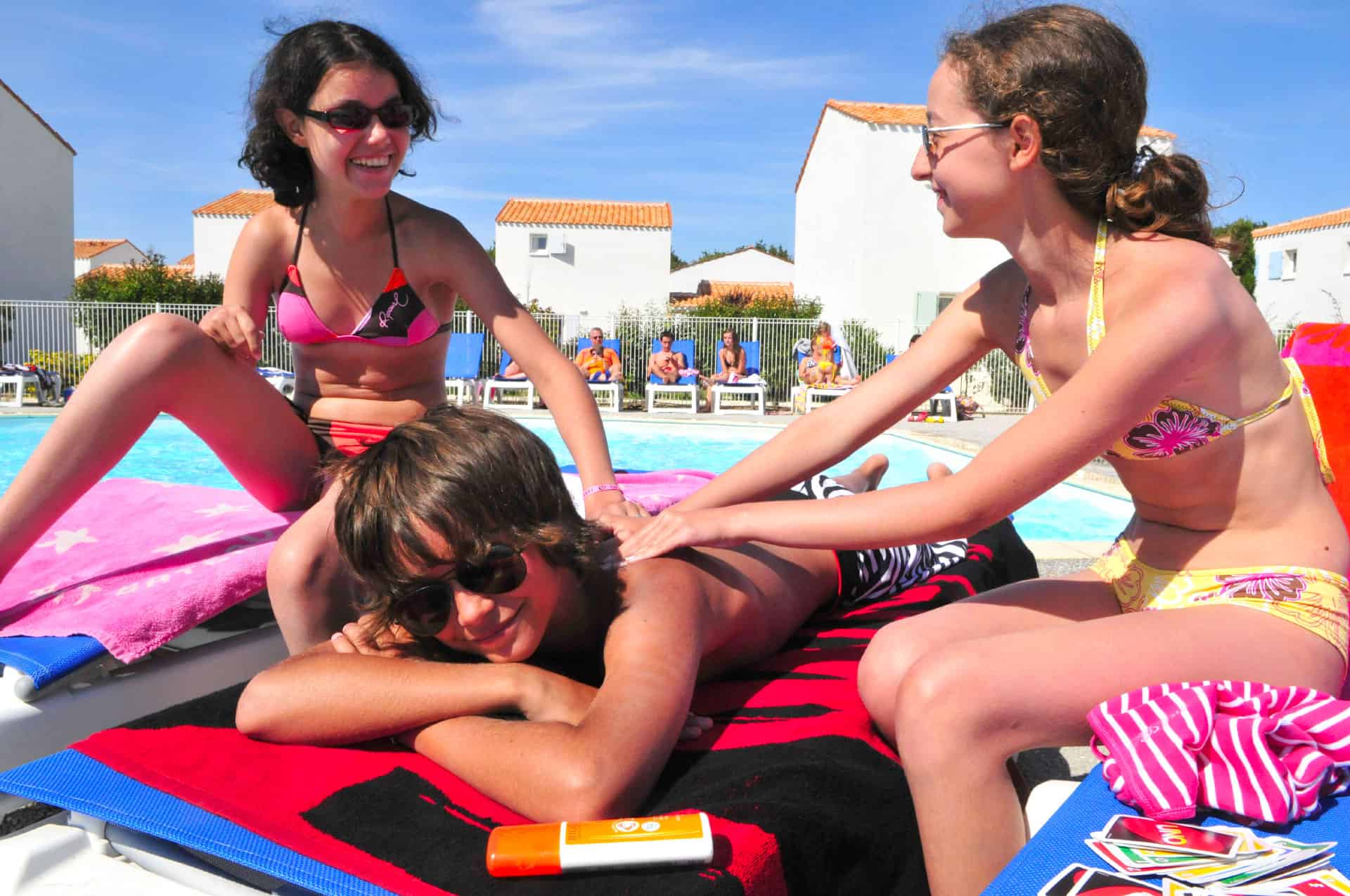 Piscine extérieure chauffée de la résidence de vacances Goélia La Palmeraie à St-Georges-d'Oléron Piscine extérieure chauffée de la résidence de vacances Goélia La Palmeraie à St-Georges-d'Oléron