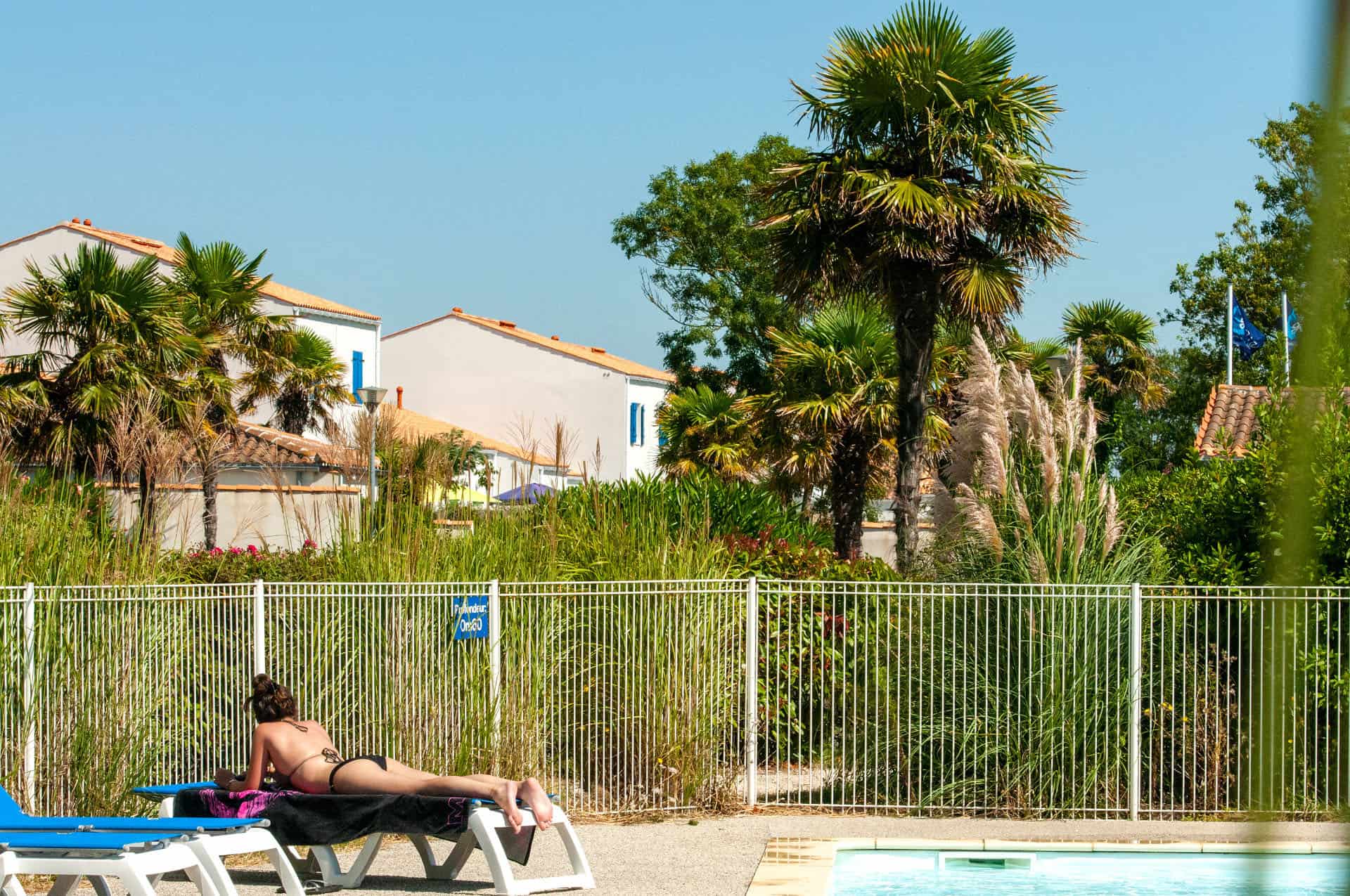 Piscine extérieure chauffée de la résidence de vacances Goélia La Palmeraie à St-Georges-d'Oléron Piscine extérieure chauffée de la résidence de vacances Goélia La Palmeraie à St-Georges-d'Oléron