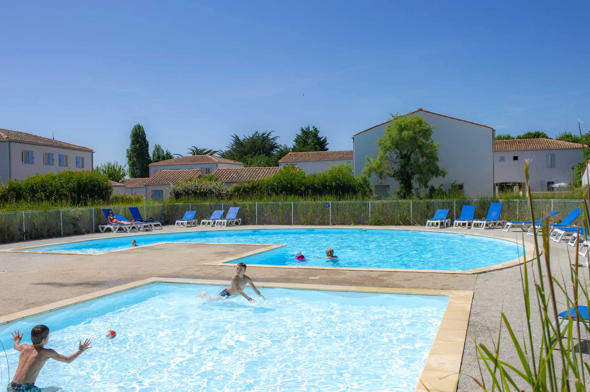 Piscine extérieure chauffée de la résidence de vacances Goélia La Palmeraie à St-Georges-d'Oléron Piscine extérieure chauffée de la résidence de vacances Goélia La Palmeraie à St-Georges-d'Oléron