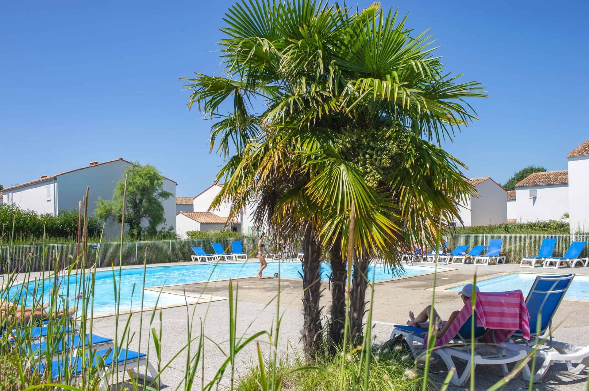 Piscine extérieure chauffée de la résidence de vacances Goélia La Palmeraie à St-Georges-d'Oléron Piscine extérieure chauffée de la résidence de vacances Goélia La Palmeraie à St-Georges-d'Oléron
