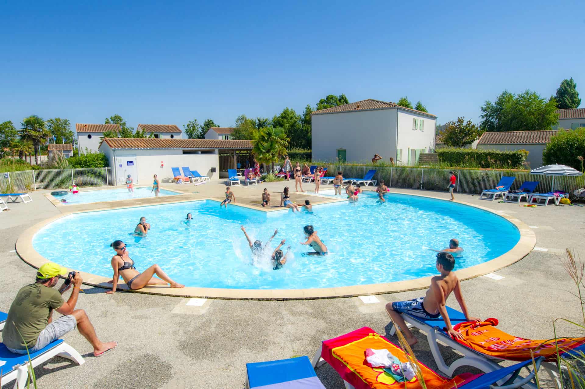 Piscine extérieure chauffée de la résidence de vacances Goélia La Palmeraie à St-Georges-d'Oléron Piscine extérieure chauffée de la résidence de vacances Goélia La Palmeraie à St-Georges-d'Oléron