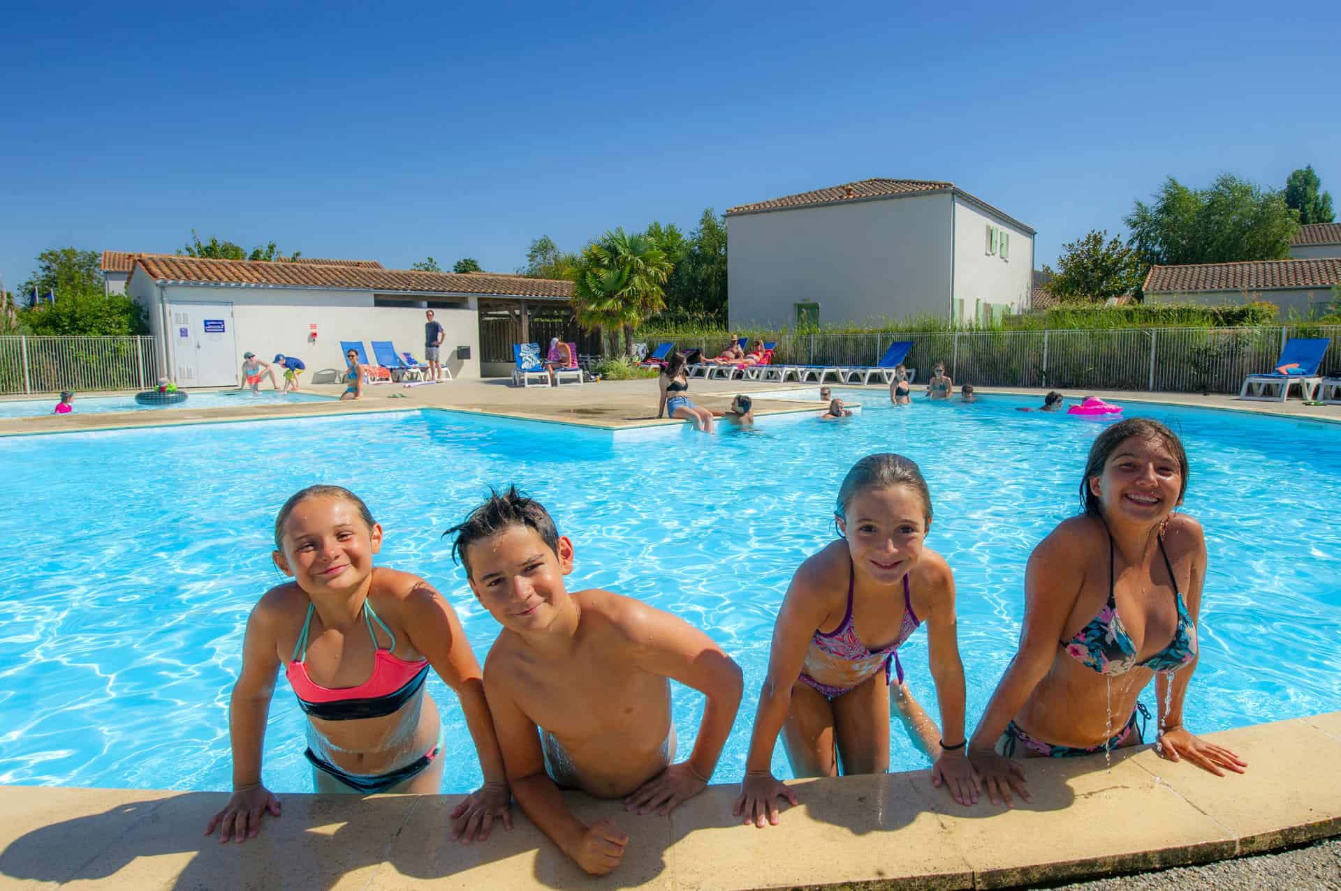 Piscine extérieure chauffée de la résidence de vacances Goélia La Palmeraie à St-Georges-d'Oléron Piscine extérieure chauffée de la résidence de vacances Goélia La Palmeraie à St-Georges-d'Oléron