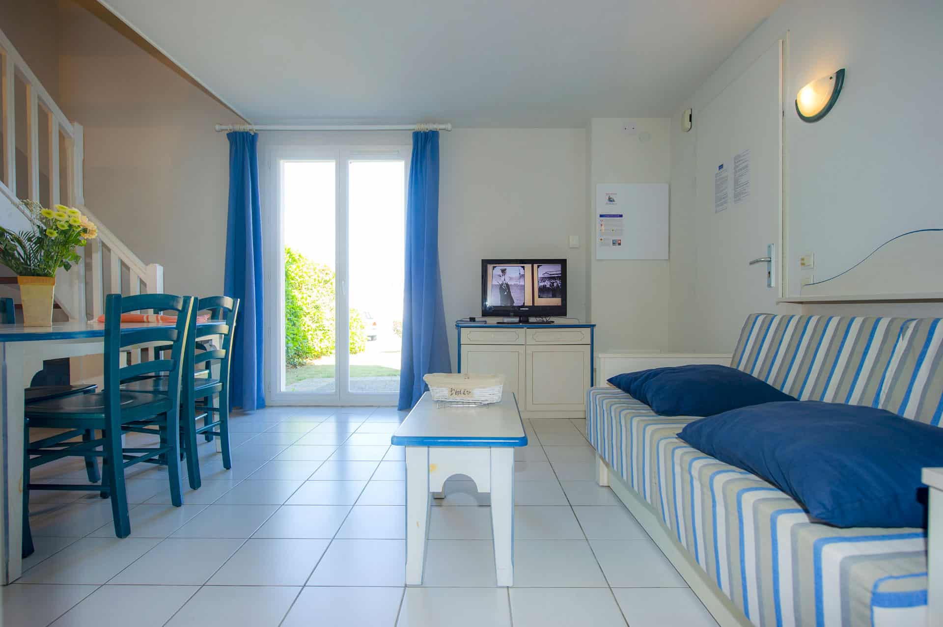 Salon d'un appartement de la résidence de vacances Goélia La Palmeraie à St-Georges-d'Oléron Salon d'un appartement de la résidence de vacances Goélia La Palmeraie à St-Georges-d'Oléron