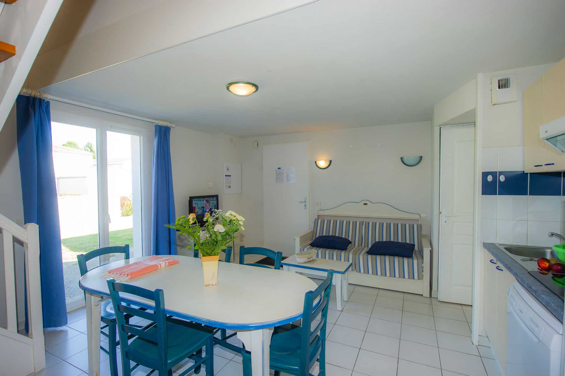 Salon d'un appartement de la résidence de vacances Goélia La Palmeraie à St-Georges-d'Oléron Salon d'un appartement de la résidence de vacances Goélia La Palmeraie à St-Georges-d'Oléron