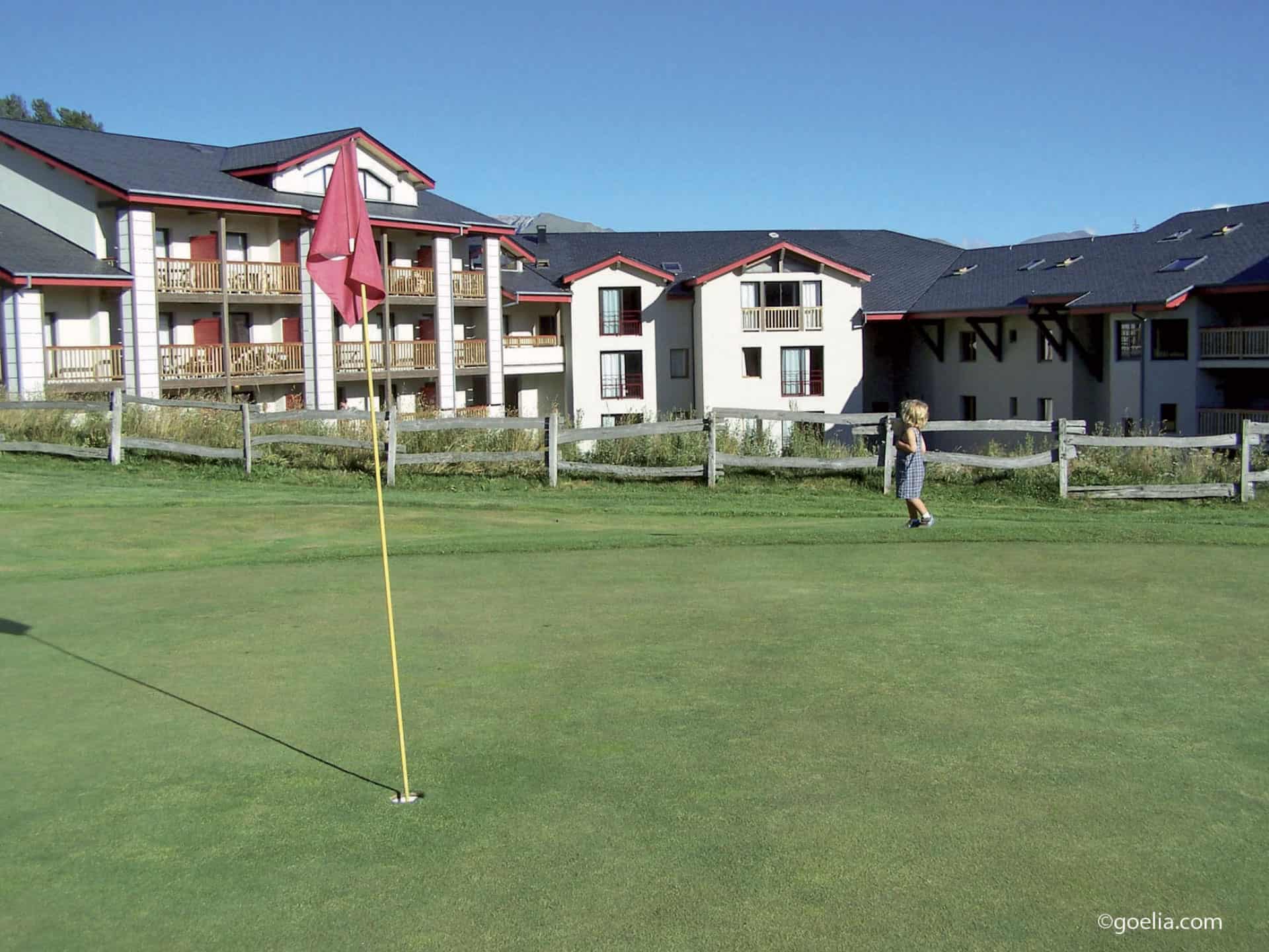 Golf juste à côté de la résidence de vacances Goélia Le Domaine de Castella à Font-Romeu Golf juste à côté de la résidence de vacances Goélia Le Domaine de Castella à Font-Romeu