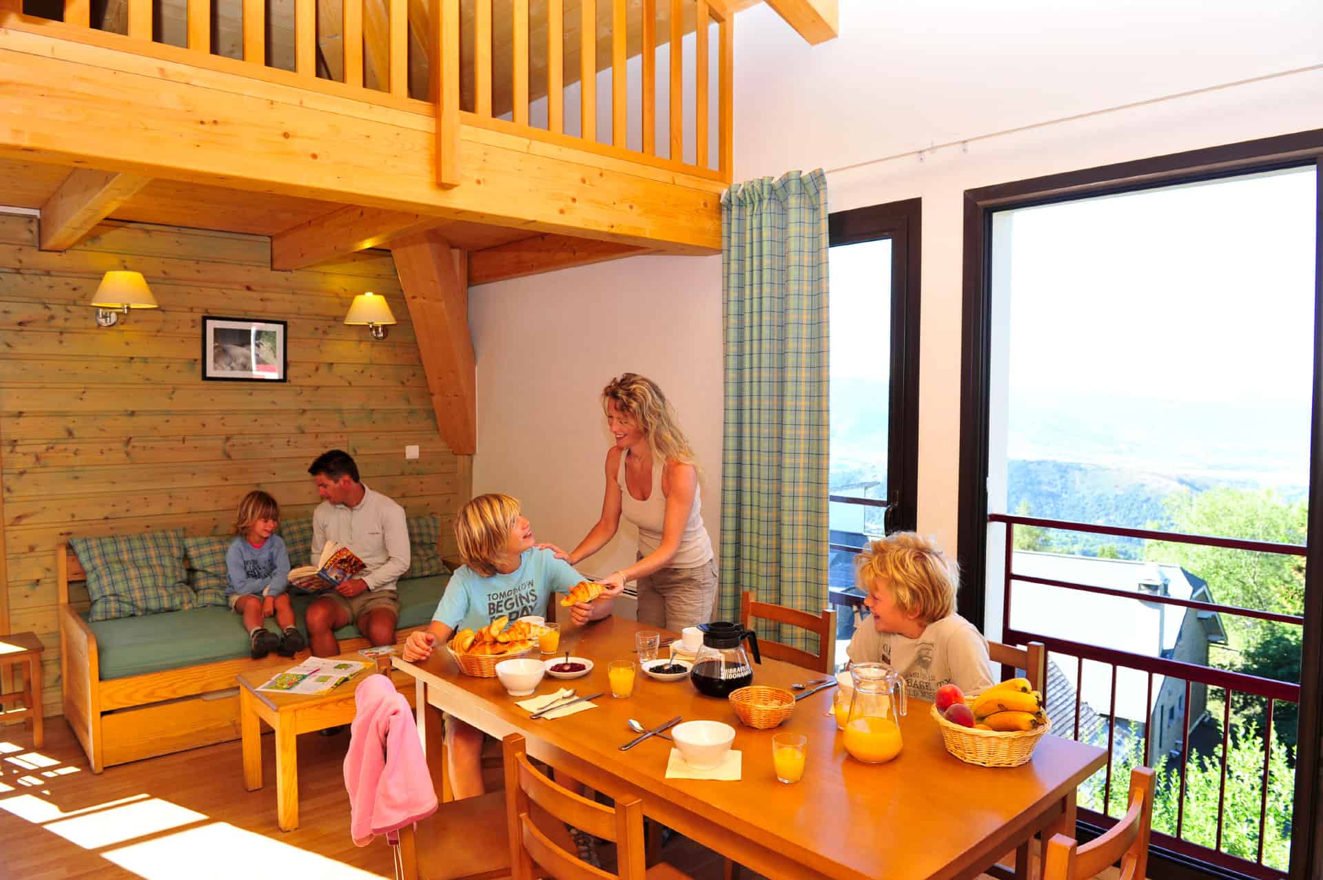 Salon d'un appartement de la résidence de vacances Goélia Le Domaine de Castella à Font-Romeu Salon d'un appartement de la résidence de vacances Goélia Le Domaine de Castella à Font-Romeu