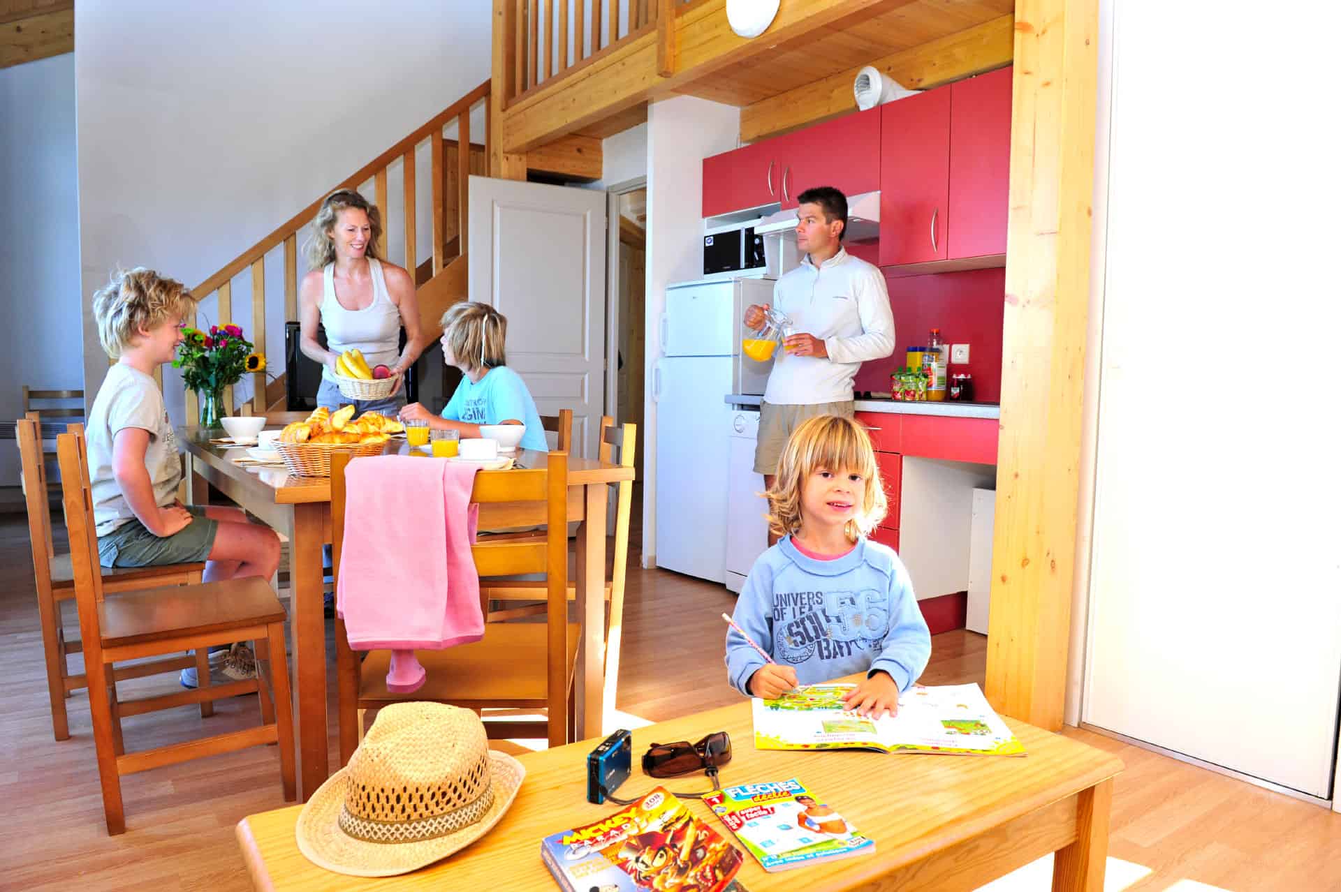 Salon et kitchenette d'un appartement de la résidence de vacances Goélia Le Domaine de Castella à Font-Romeu Salon et kitchenette d'un appartement de la résidence de vacances Goélia Le Domaine de Castella à Font-Romeu