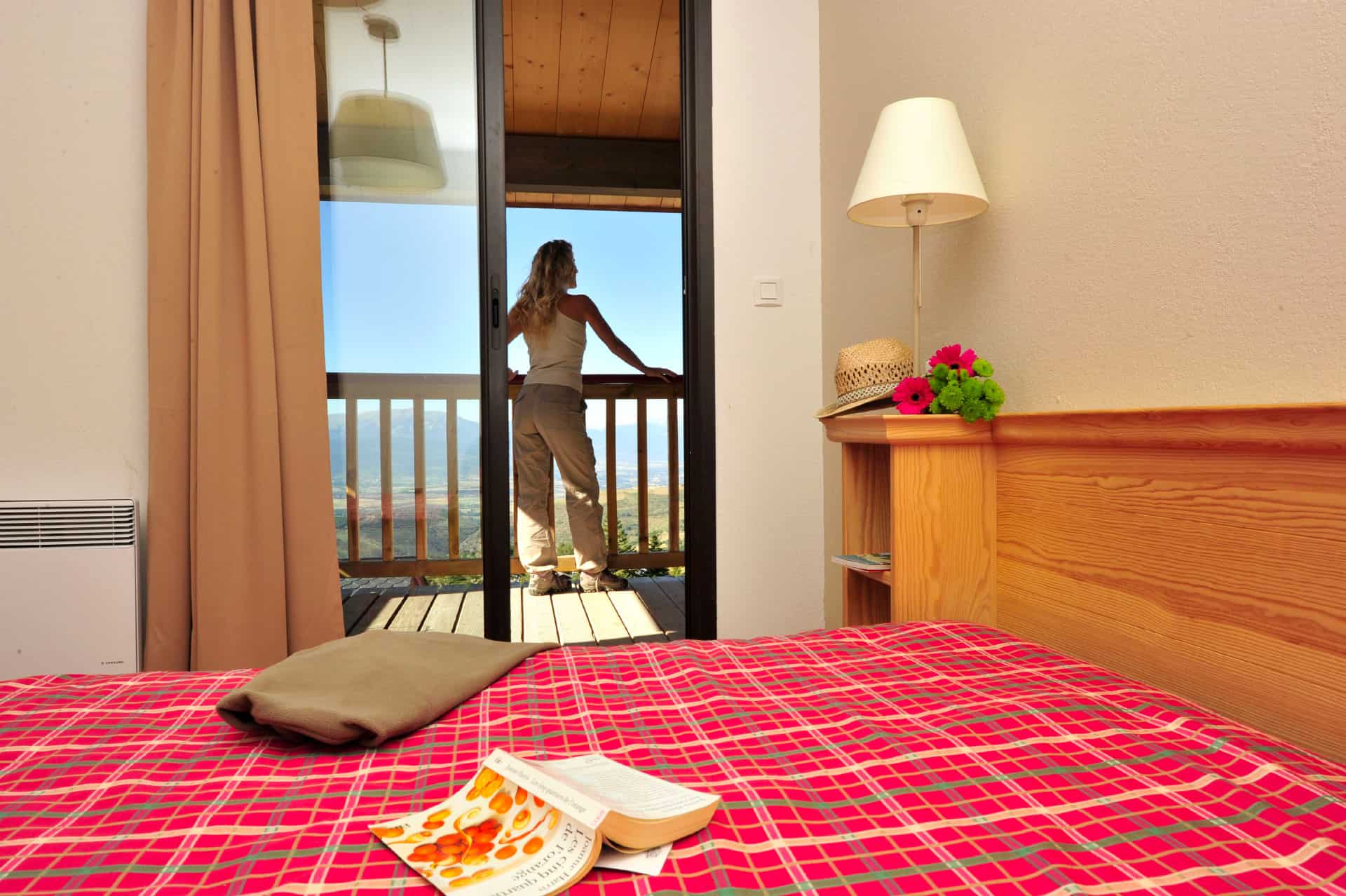 Chambre avec lit double et balcon d'un appartement de la résidence de vacances Goélia Le Domaine de Castella à Font-Romeu Chambre avec lit double et balcon d'un appartement de la résidence de vacances Goélia Le Domaine de Castella à Font-Romeu