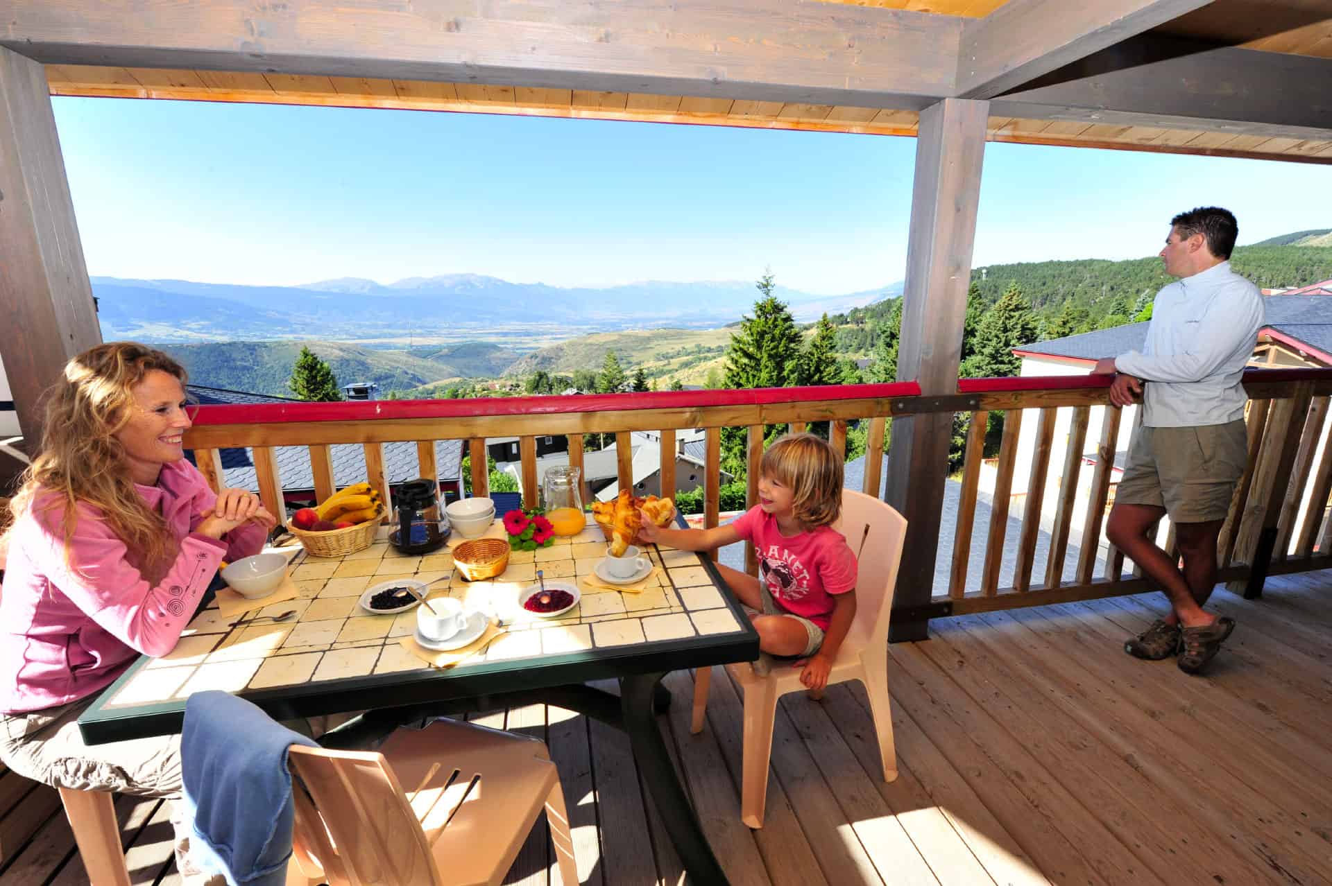 Balcon d'un appartement de la résidence de vacances Goélia Le Domaine de Castella à Font-Romeu Balcon d'un appartement de la résidence de vacances Goélia Le Domaine de Castella à Font-Romeu