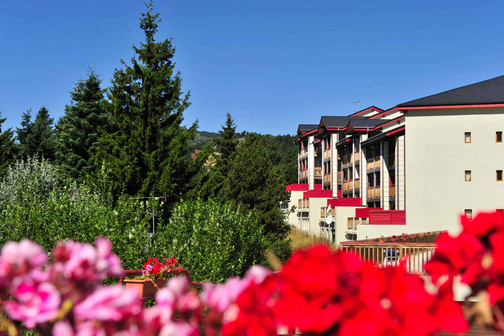 Extérieur de la résidence de vacances Goélia Le Domaine de Castella à Font-Romeu Extérieur de la résidence de vacances Goélia Le Domaine de Castella à Font-Romeu