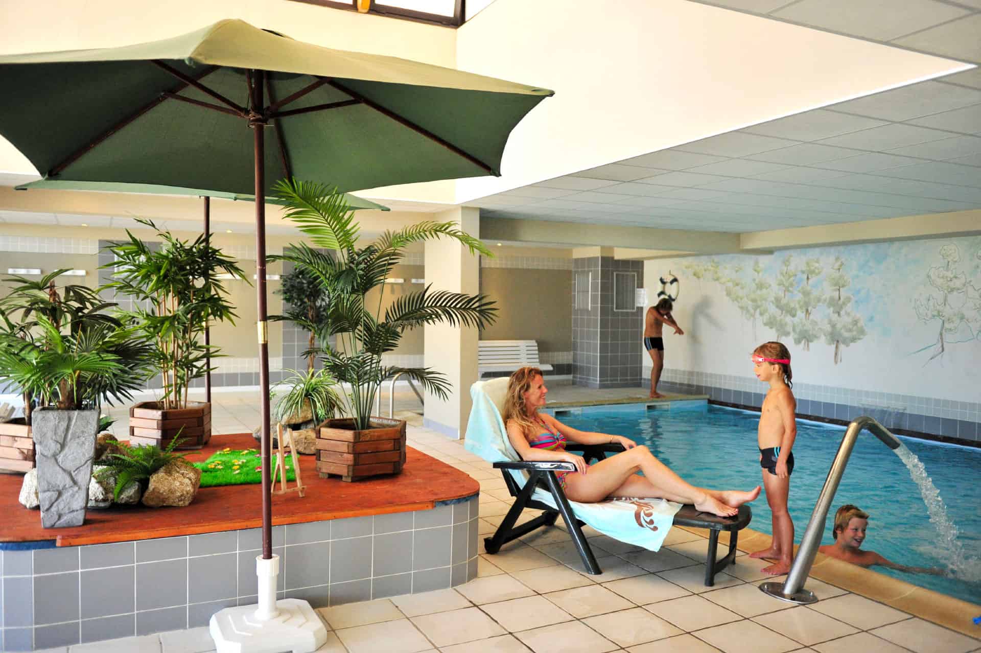 Piscine couverte chauffée de la résidence de vacances Goélia Le Domaine de Castella à Font-Romeu Piscine couverte chauffée de la résidence de vacances Goélia Le Domaine de Castella à Font-Romeu