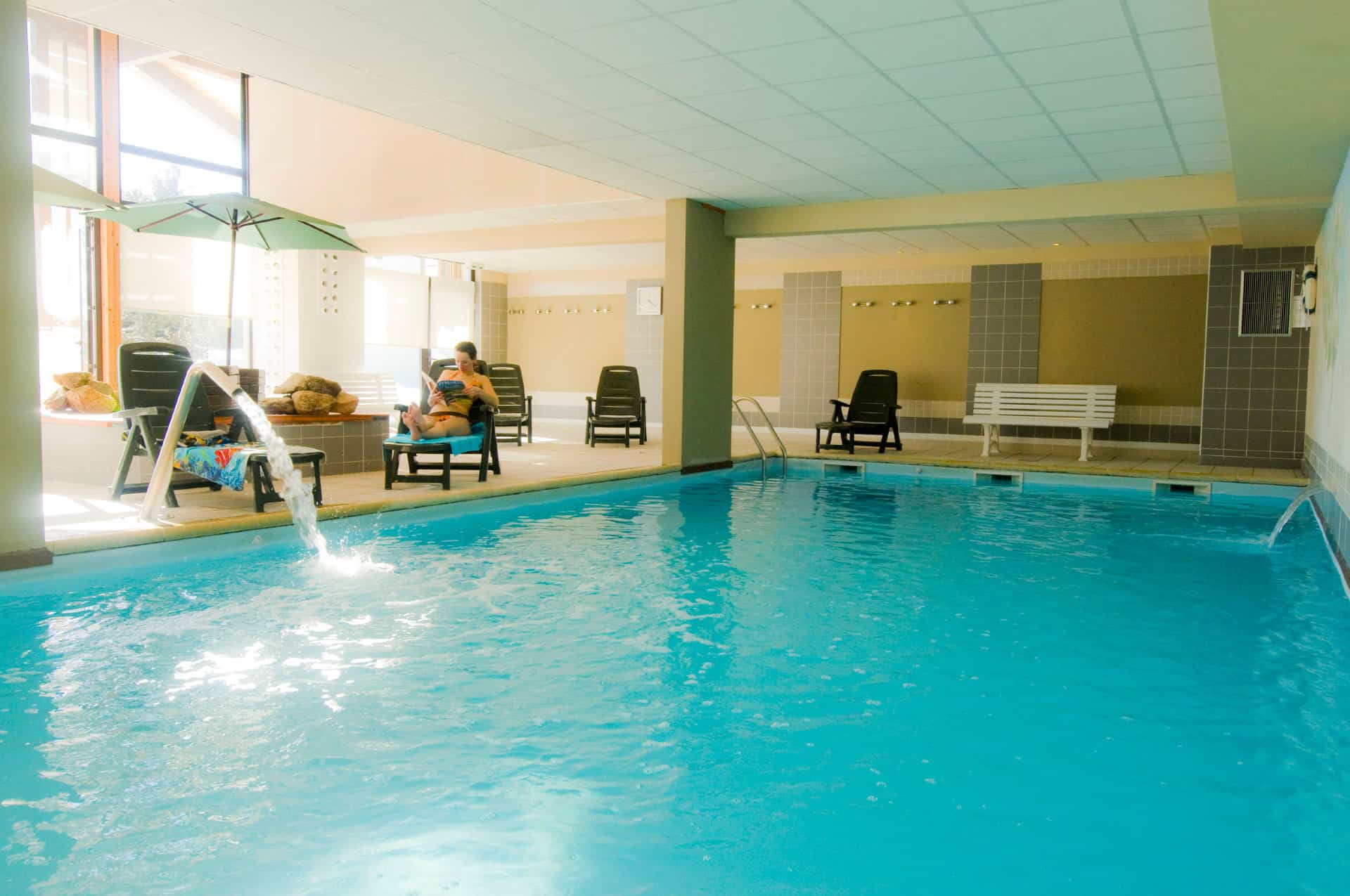 Piscine couverte chauffée de la résidence de vacances Goélia Le Domaine de Castella à Font-Romeu Piscine couverte chauffée de la résidence de vacances Goélia Le Domaine de Castella à Font-Romeu