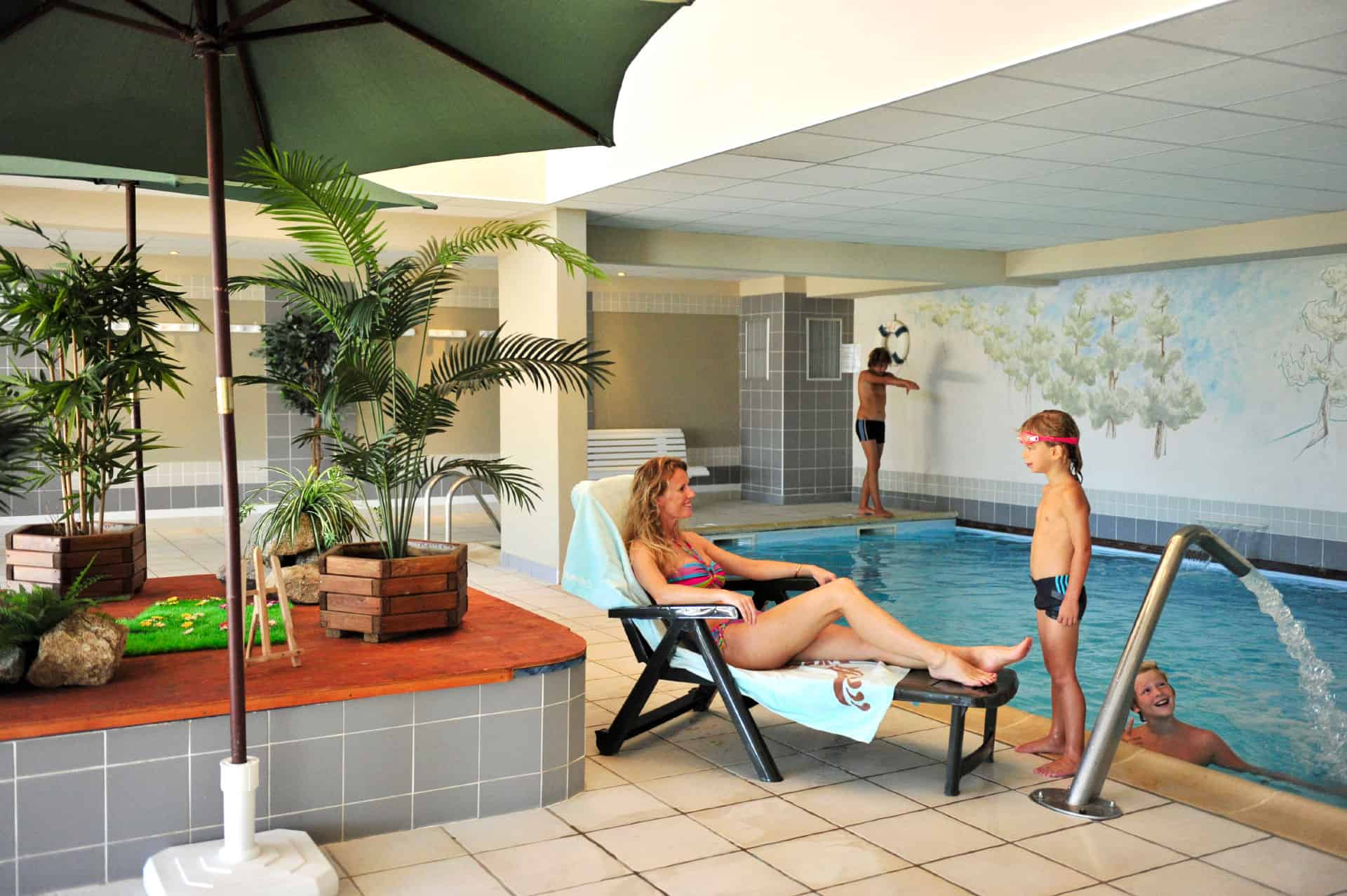Piscine couverte chauffée de la résidence de vacances Goélia Le Domaine de Castella à Font-Romeu Piscine couverte chauffée de la résidence de vacances Goélia Le Domaine de Castella à Font-Romeu