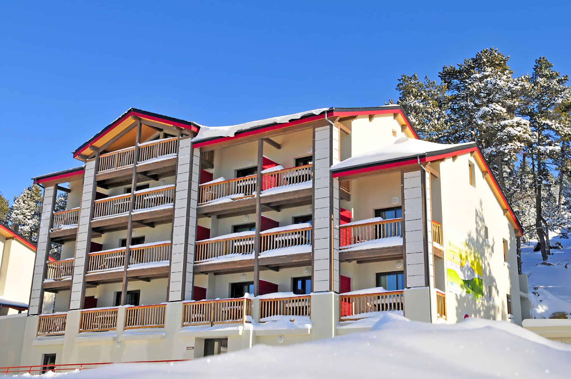 Extérieur de la résidence de vacances Goélia Le Domaine de Castella à Font-Romeu Extérieur de la résidence de vacances Goélia Le Domaine de Castella à Font-Romeu