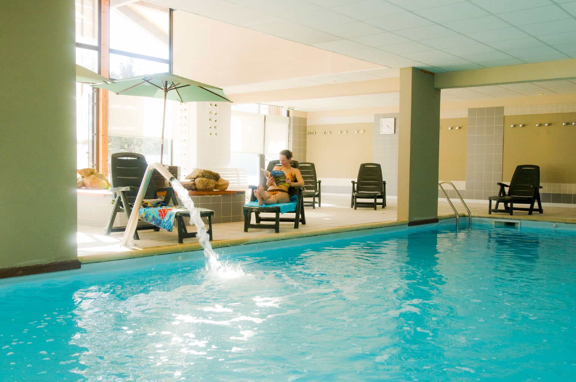 Piscine couverte chauffée de la résidence de vacances Goélia Le Domaine de Castella à Font-Romeu Piscine couverte chauffée de la résidence de vacances Goélia Le Domaine de Castella à Font-Romeu