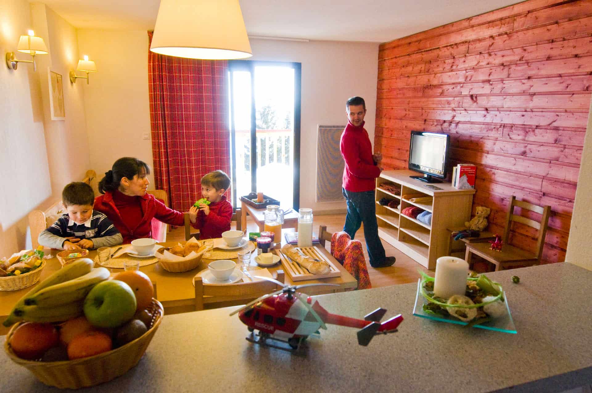 Salon d'un appartement de la résidence de vacances Goélia Le Domaine de Castella à Font-Romeu Salon d'un appartement de la résidence de vacances Goélia Le Domaine de Castella à Font-Romeu