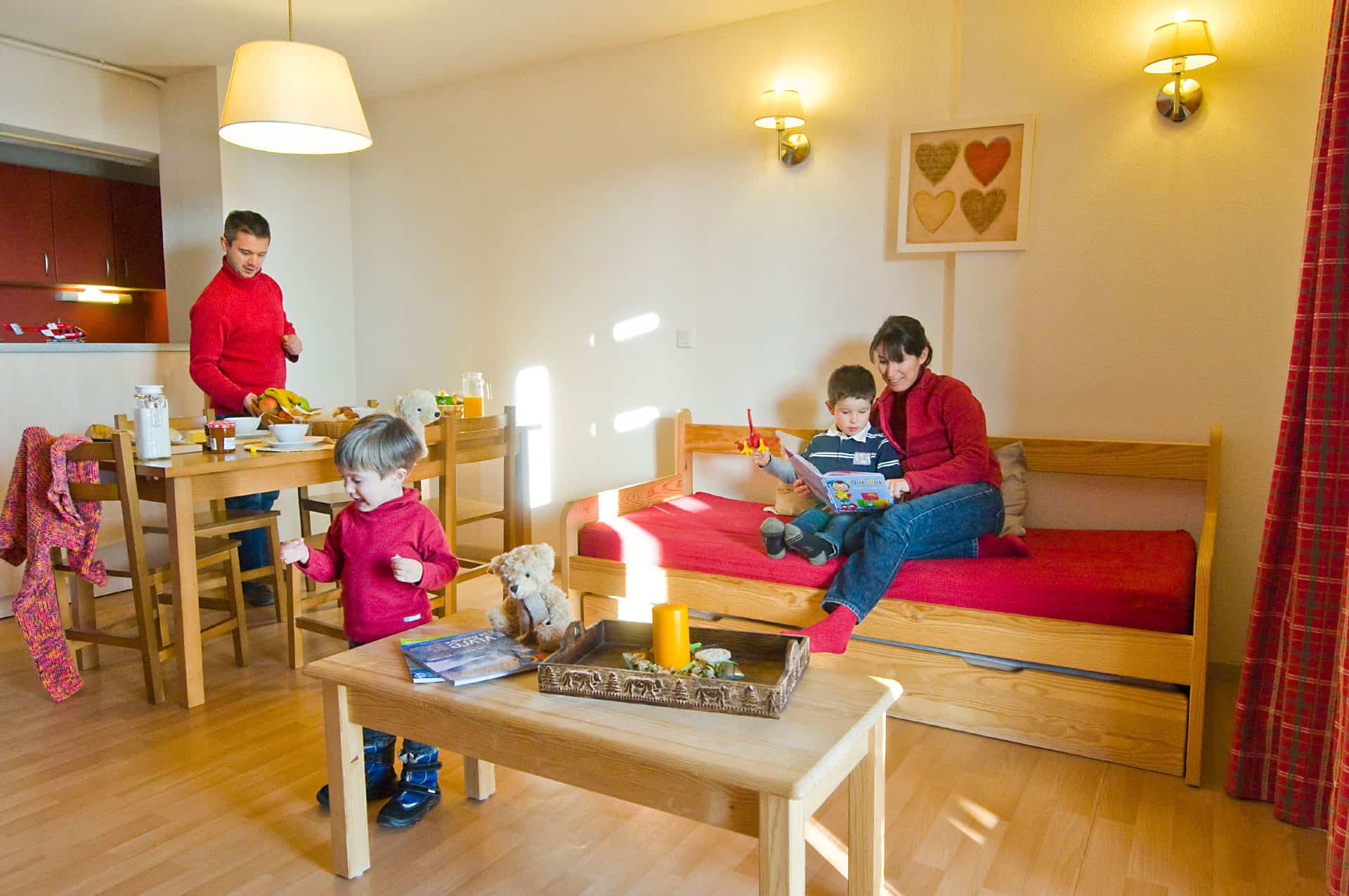 Salon d'un appartement de la résidence de vacances Goélia Le Domaine de Castella à Font-Romeu Salon d'un appartement de la résidence de vacances Goélia Le Domaine de Castella à Font-Romeu