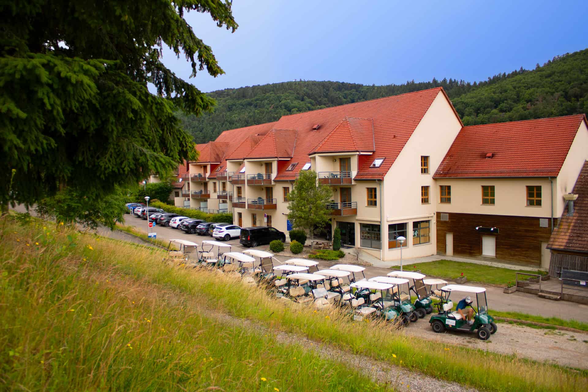 Extérieur et parking de la résidence de vacances Goélia Le Domaine du Golf à Ammerschwihr / Colmar Extérieur et parking de la résidence de vacances Goélia Le Domaine du Golf à Ammerschwihr / Colmar