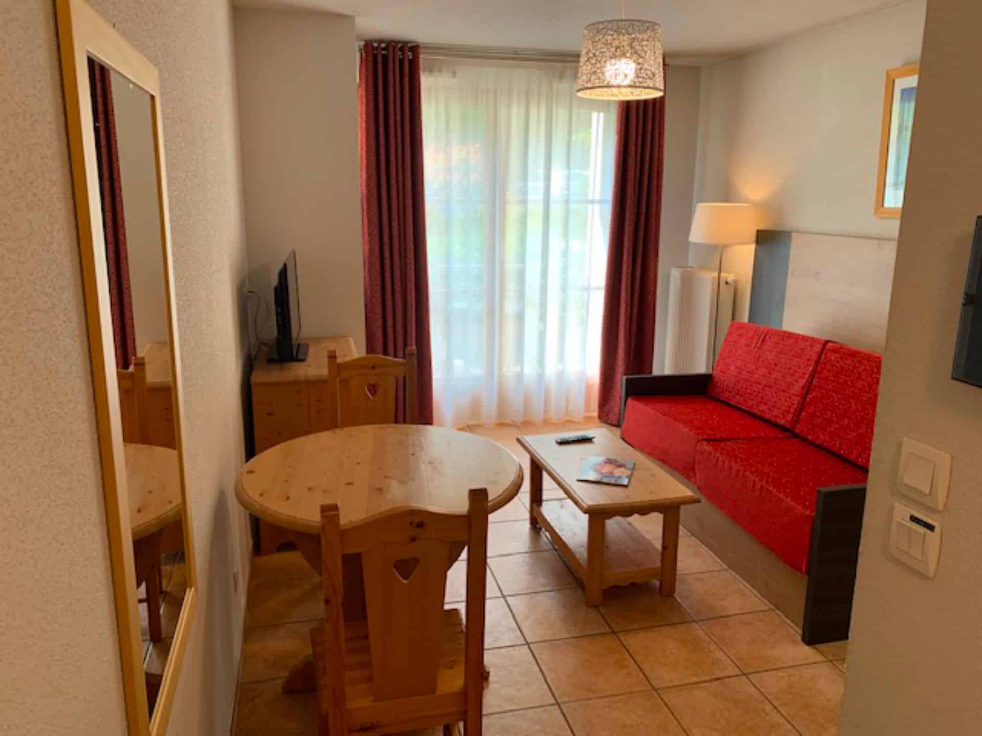 Salon d'un appartement de la résidence de vacances Goélia Le Domaine du Golf à Ammerschwihr / Colmar Salon d'un appartement de la résidence de vacances Goélia Le Domaine du Golf à Ammerschwihr / Colmar
