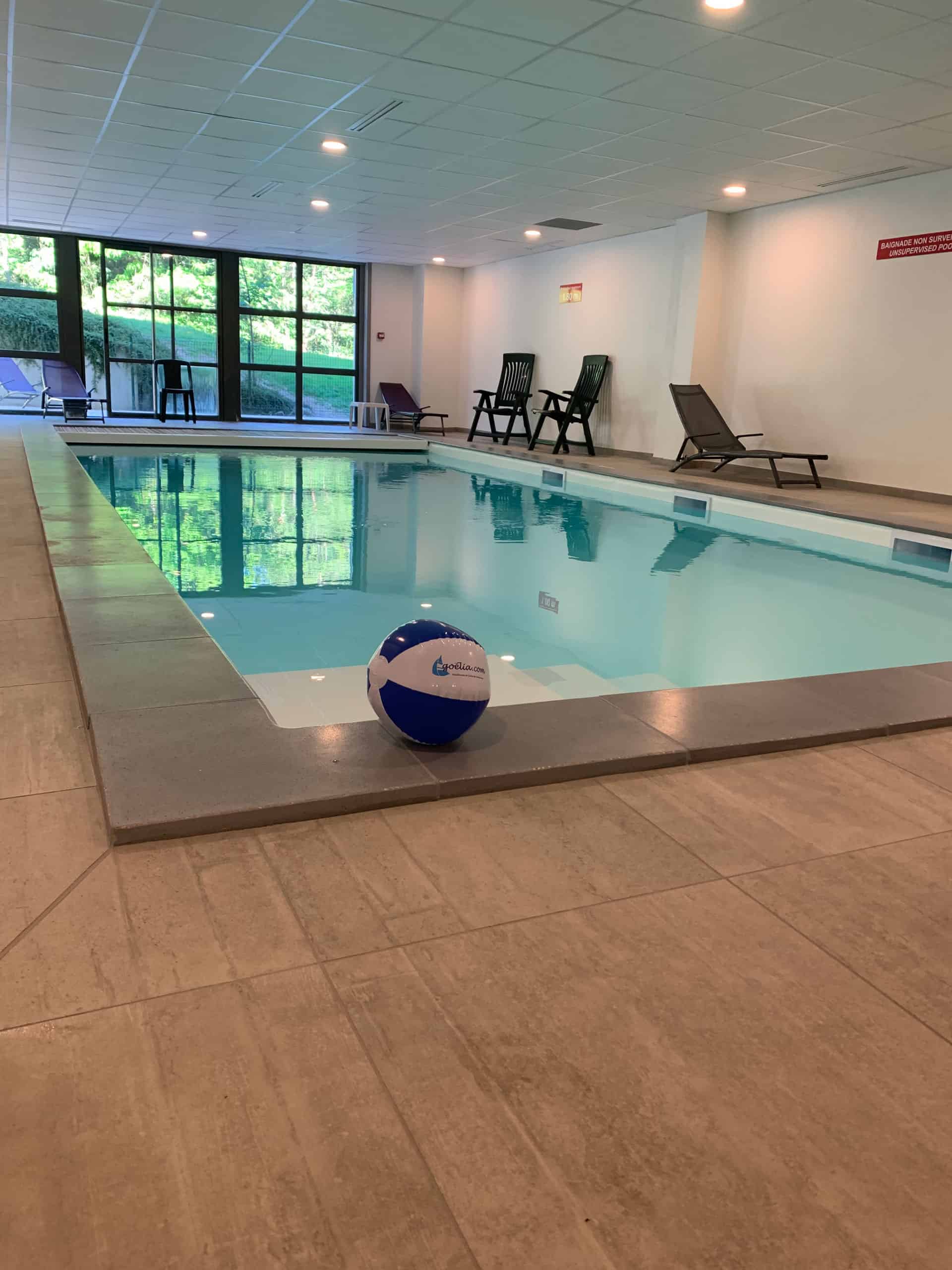 Piscine couverte chauffée de la résidence de vacances Goélia Le Domaine du Golf à Ammerschwihr / Colmar Piscine couverte chauffée de la résidence de vacances Goélia Le Domaine du Golf à Ammerschwihr / Colmar