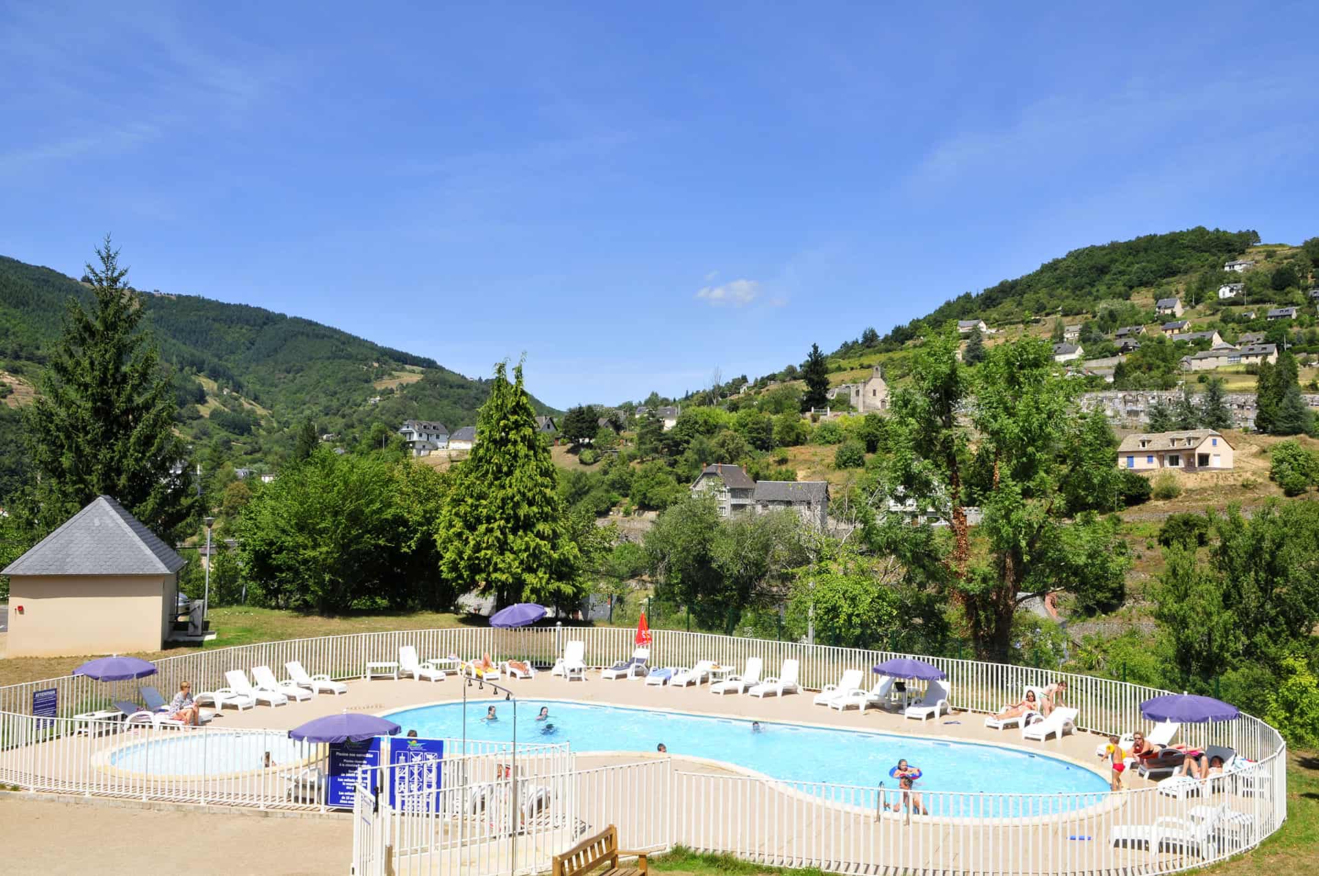 Piscine extérieure chauffée de la résidence de vacancances Les Gorges de la Truyère à Entraygues sur Truyère Piscine extérieure chauffée de la résidence de vacancances Les Gorges de la Truyère à Entraygues sur Truyère