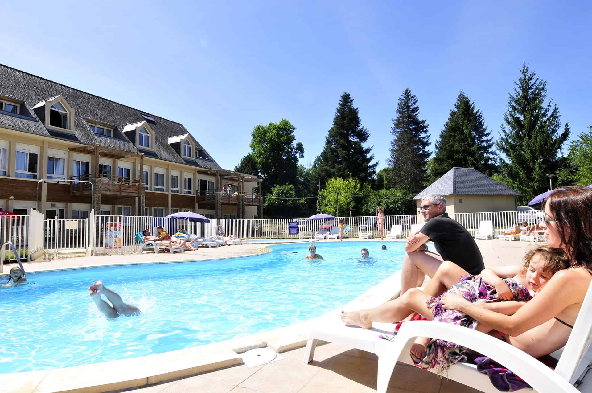 Piscine extérieure chauffée de la résidence de vacancances Les Gorges de la Truyère à Entraygues sur Truyère Piscine extérieure chauffée de la résidence de vacancances Les Gorges de la Truyère à Entraygues sur Truyère