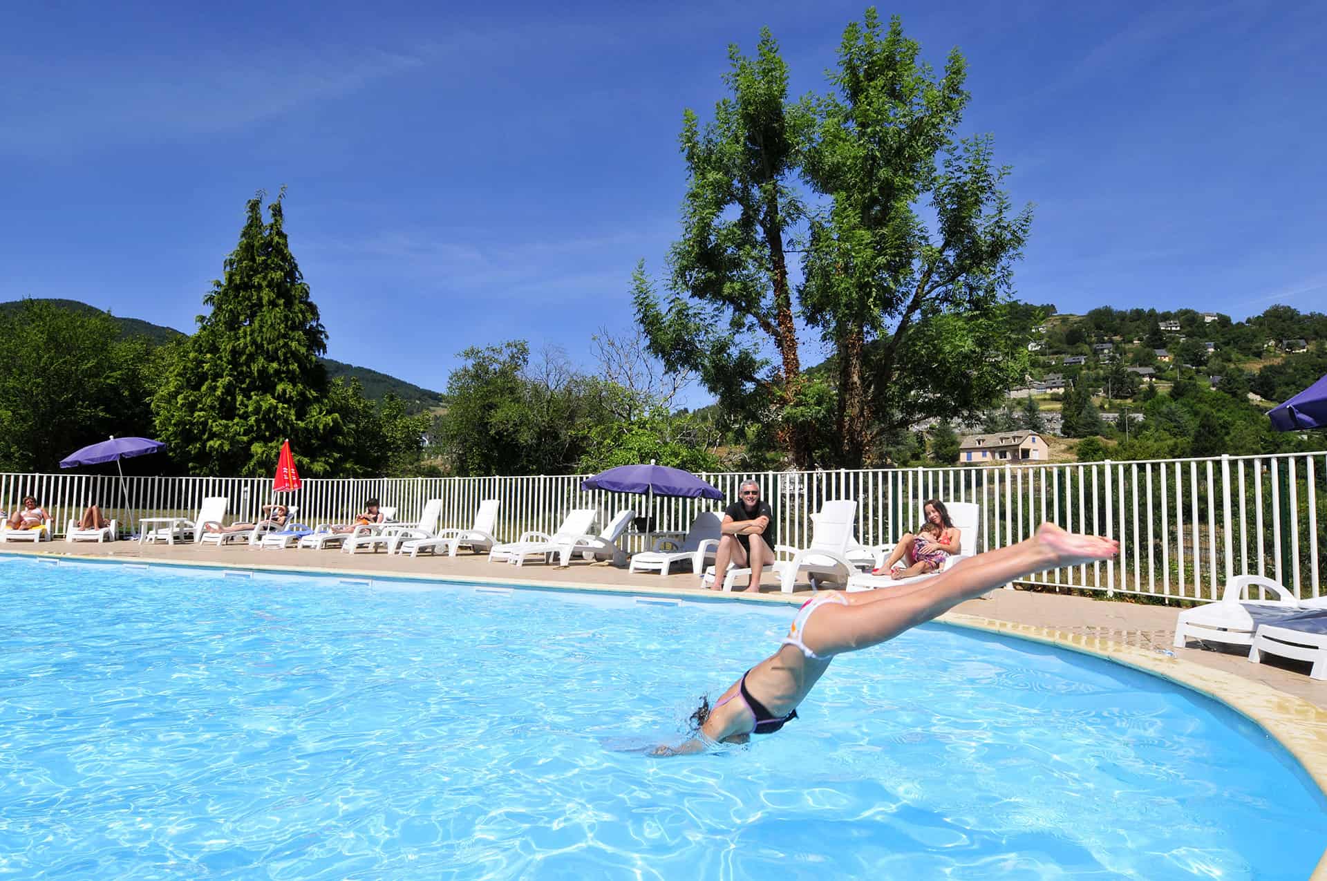 Piscine extérieure chauffée de la résidence de vacancances Les Gorges de la Truyère à Entraygues sur Truyère Piscine extérieure chauffée de la résidence de vacancances Les Gorges de la Truyère à Entraygues sur Truyère