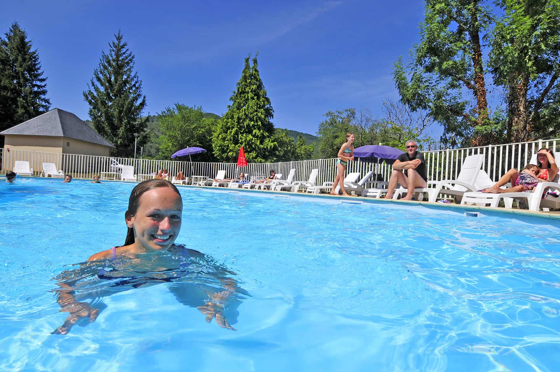 Piscine extérieure chauffée de la résidence de vacancances Les Gorges de la Truyère à Entraygues sur Truyère Piscine extérieure chauffée de la résidence de vacancances Les Gorges de la Truyère à Entraygues sur Truyère