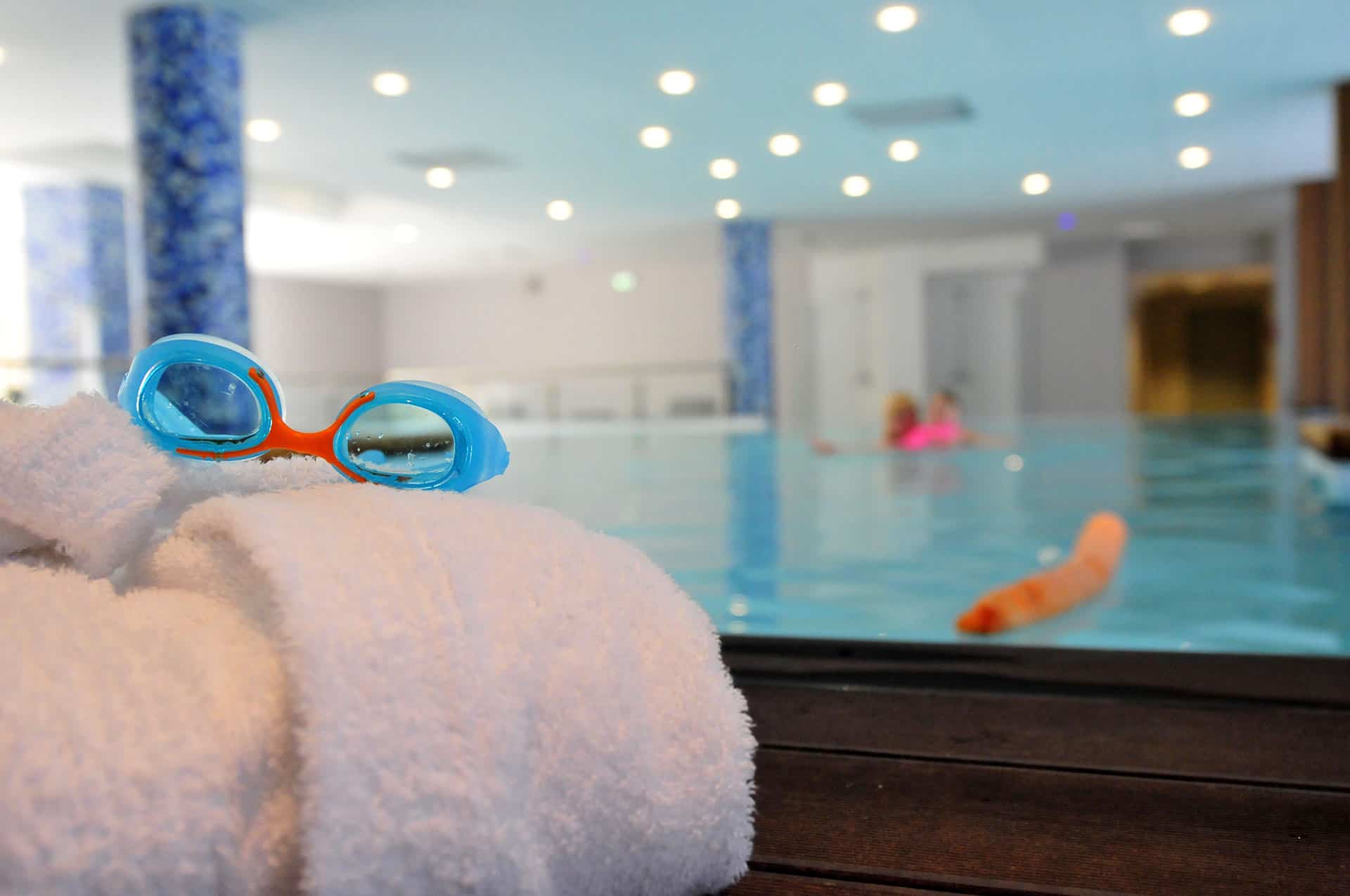 Piscine intérieure chauffée de la résidence de vacances Les Gorges de la Truyère à Entraygues sur Truyère Piscine intérieure chauffée de la résidence de vacances Les Gorges de la Truyère à Entraygues sur Truyère