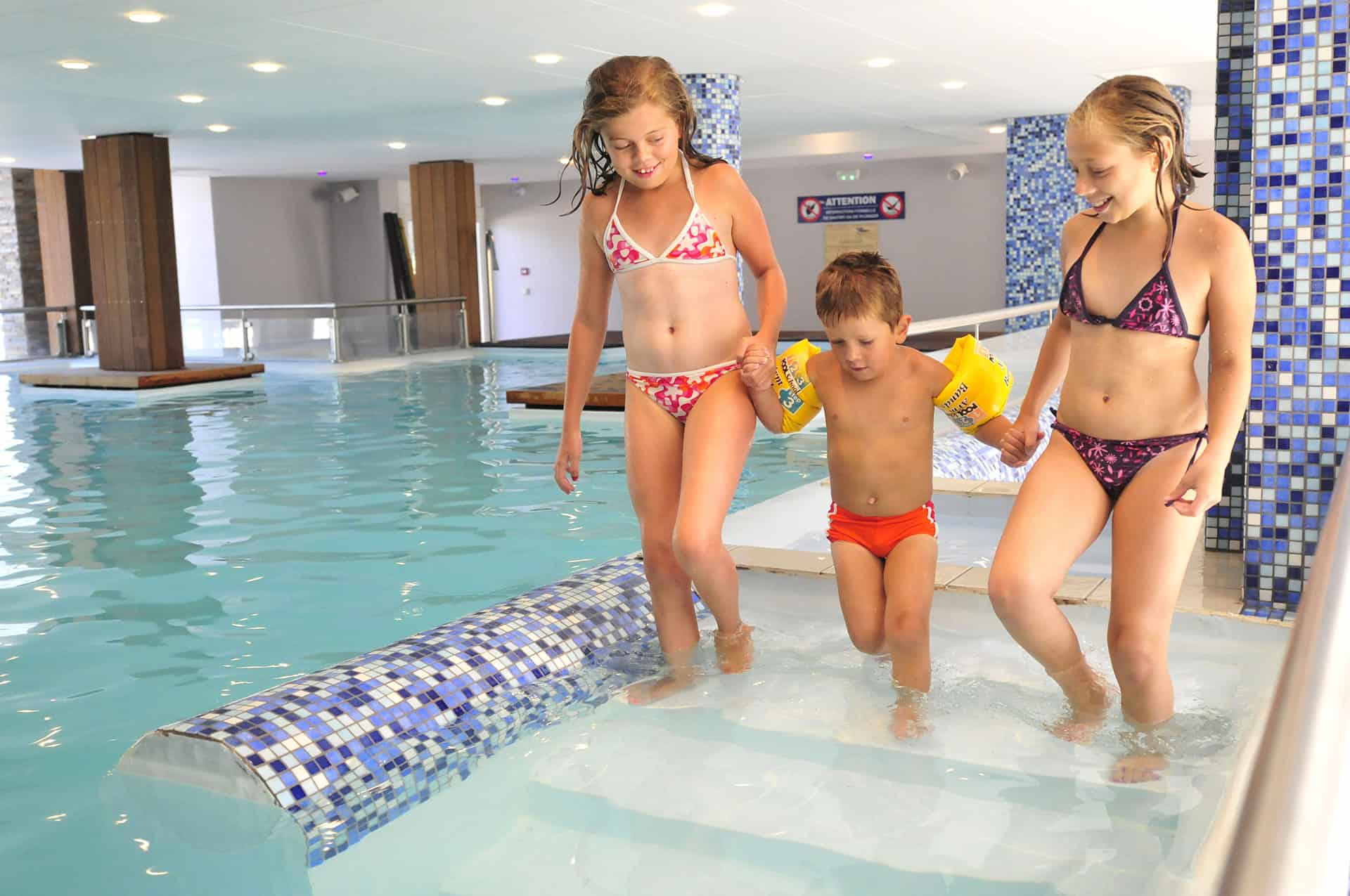 Piscine intérieure chauffée de la résidence de vacances Les Gorges de la Truyère à Entraygues sur Truyère Piscine intérieure chauffée de la résidence de vacances Les Gorges de la Truyère à Entraygues sur Truyère