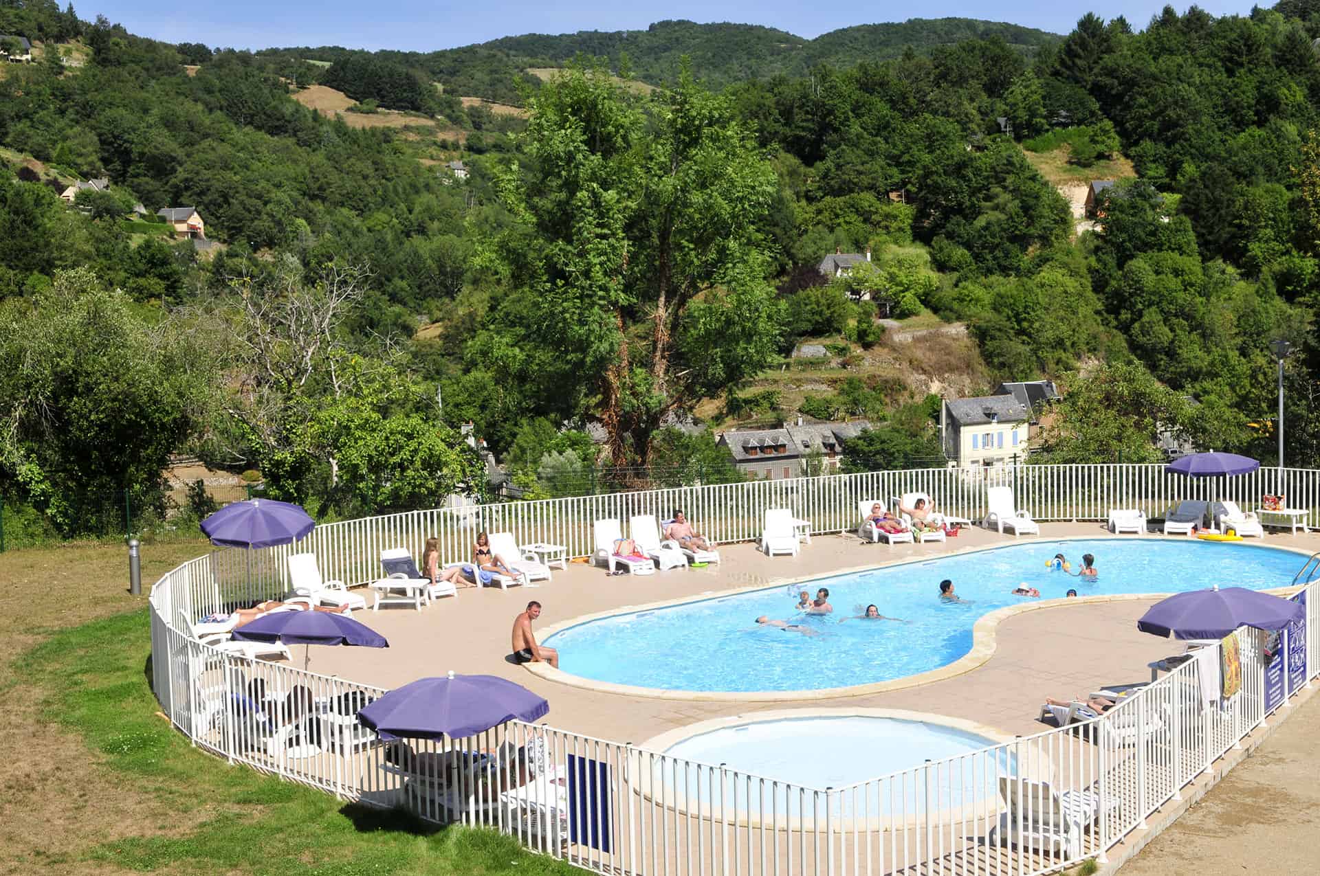 La piscine extérieure chauffée de la résidence de tourisme Goélia Les Gorges de la Truyère à Entraygues dans l'Aveyron