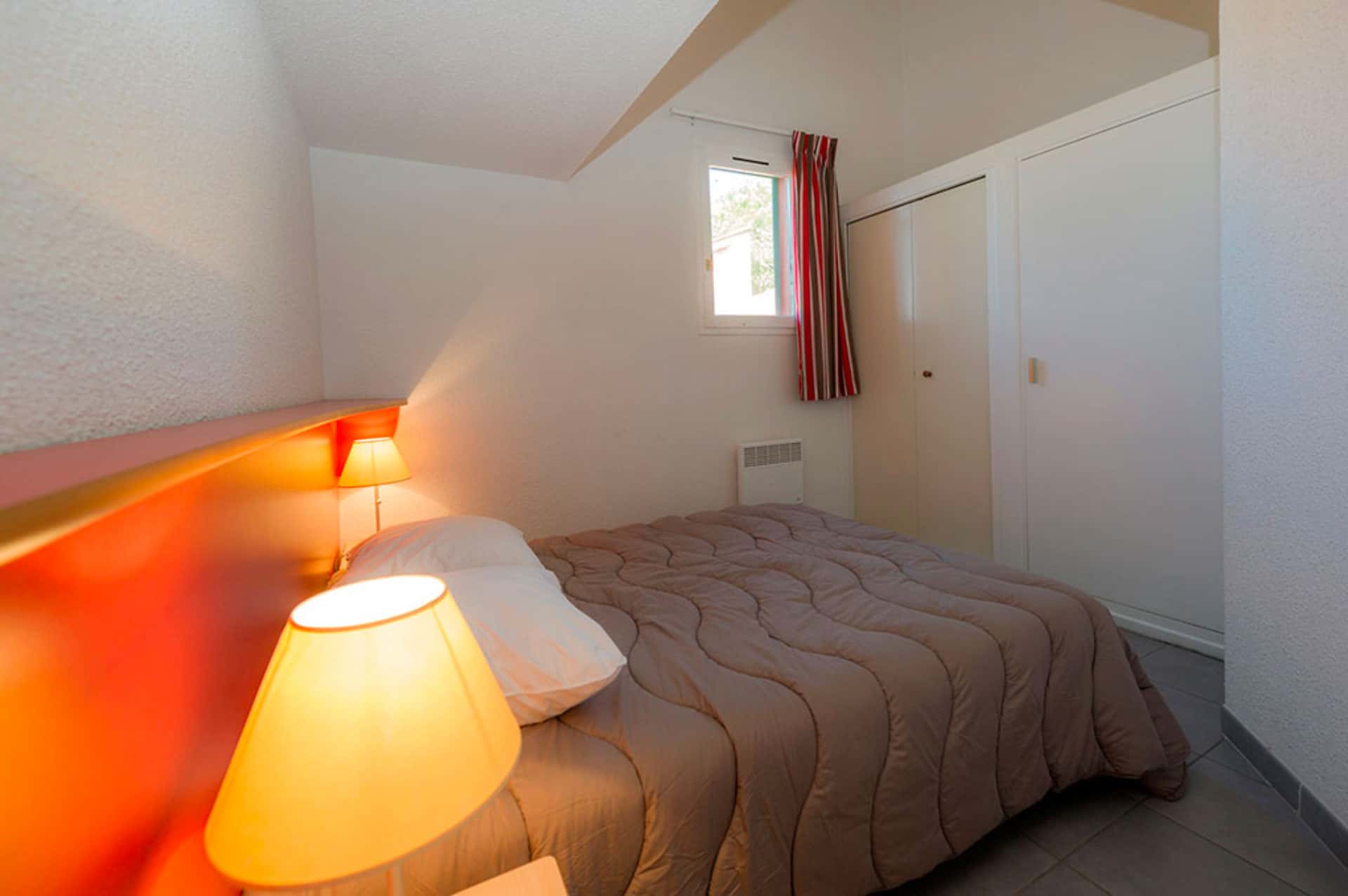 Exemple de chambre double d'une villa de la résidence de vacances Argelès Village Club à Argelès-sur-Mer Exemple de chambre double d'une villa de la résidence de vacances Argelès Village Club à Argelès-sur-Mer