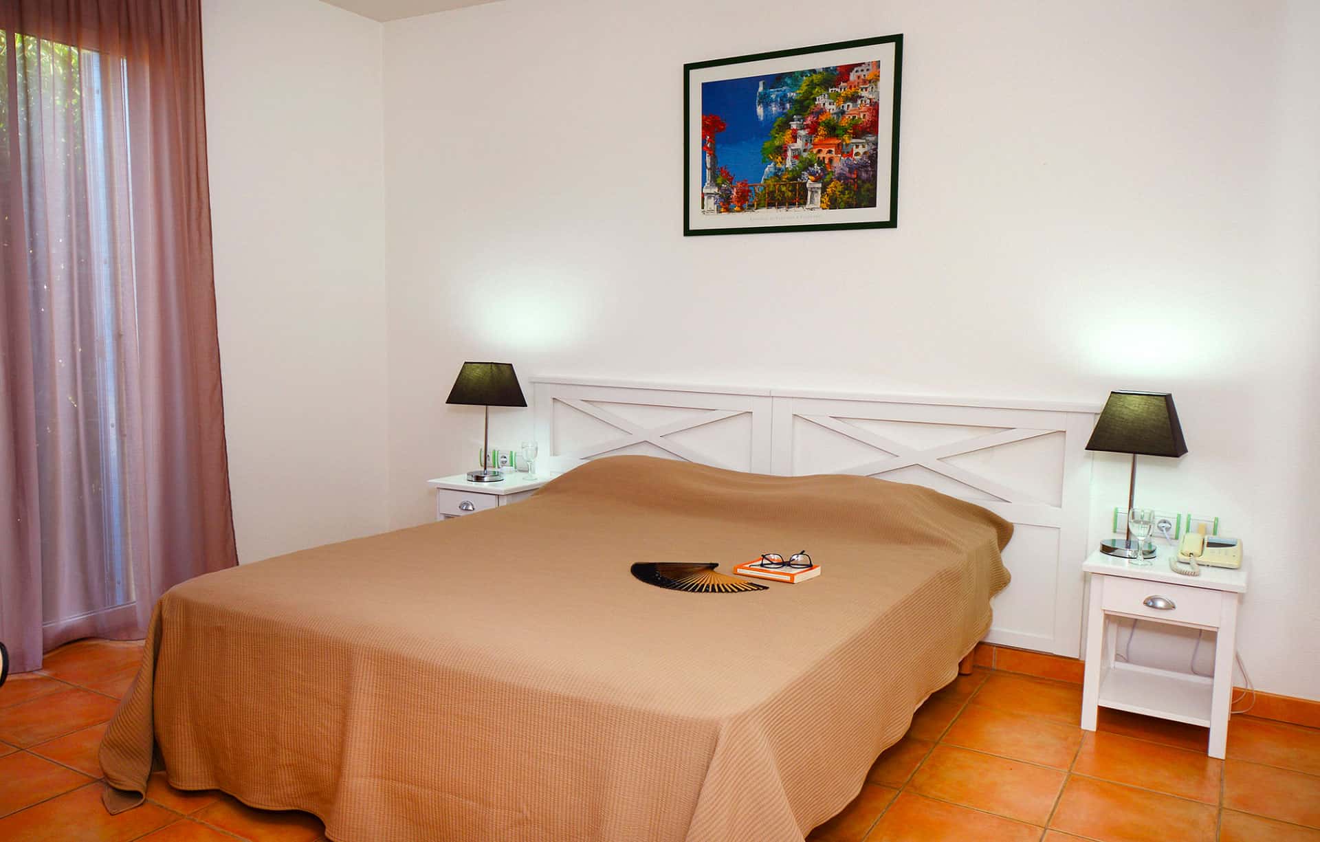 Exemple de chambre double d'une villa de la résidence de vacances Argelès Village Club à Argelès-sur-Mer Exemple de chambre double d'une villa de la résidence de vacances Argelès Village Club à Argelès-sur-Mer