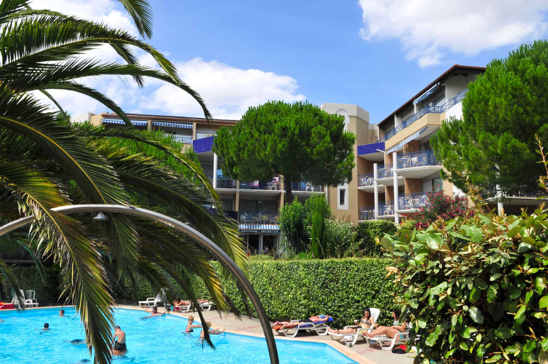Piscine extérieure chauffée de la résidence de vacances Arcadius à Balaruc-les-Bains