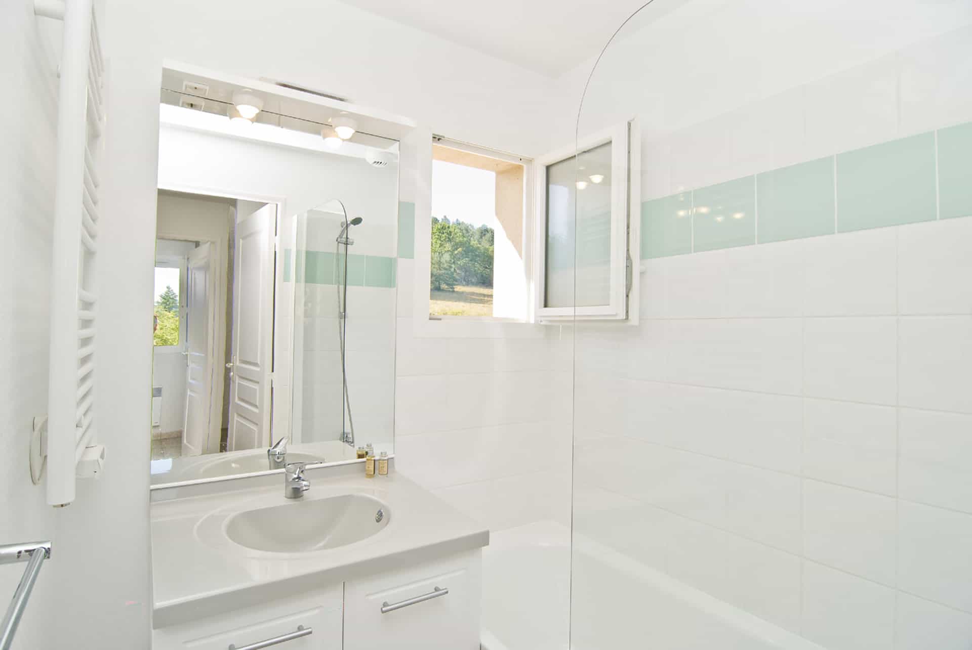 Exemple de salle de bain de la résidence de vacances Goélia Le Hameau de la Vézère au Bugue Exemple de salle de bain de la résidence de vacances Goélia Le Hameau de la Vézère au Bugue