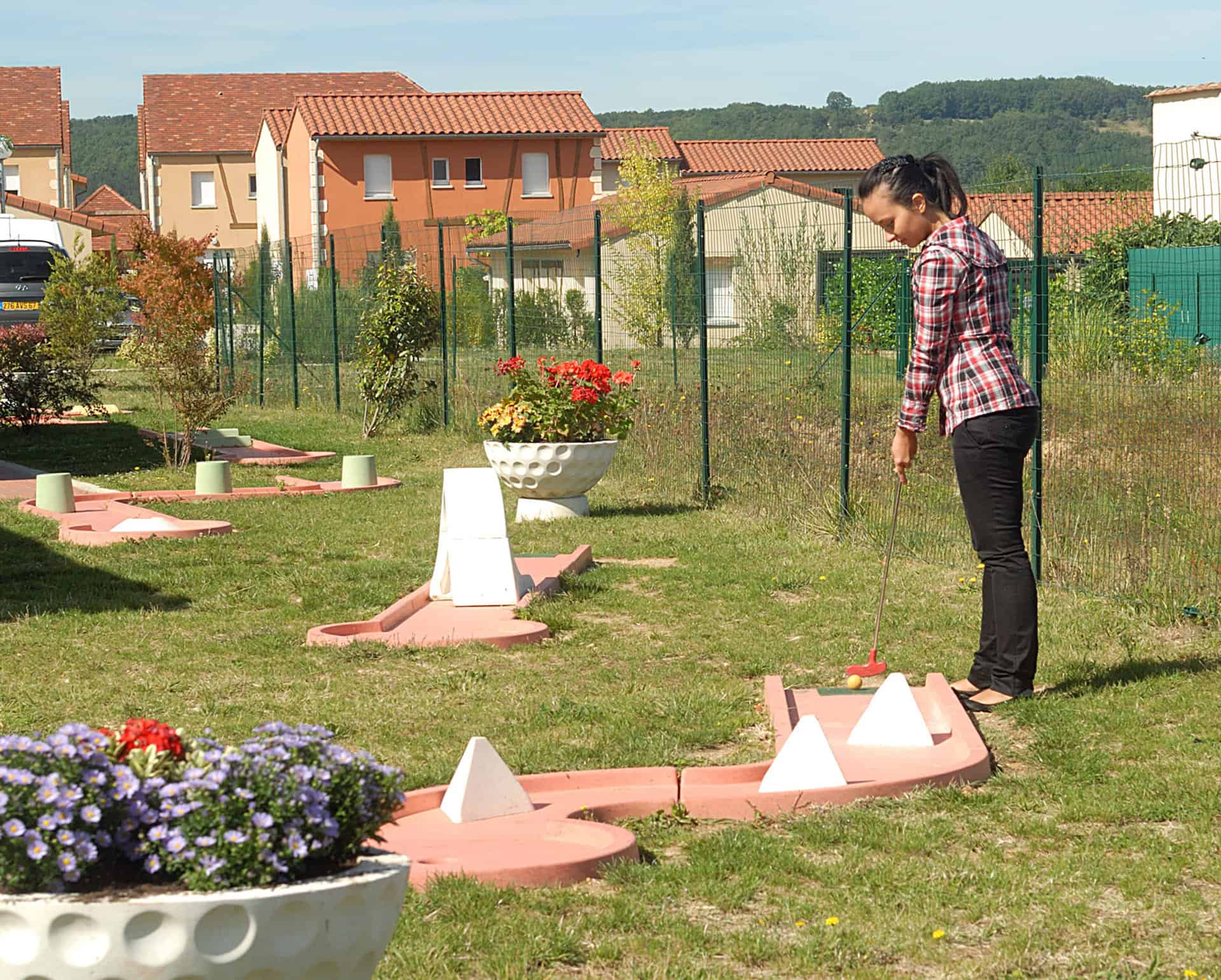 Mini golf de la résidence de tourisme Goélia le Hameau de la Vézère au Bugue en Dordogne Mini golf de la résidence de tourisme Goélia le Hameau de la Vézère au Bugue en Dordogne