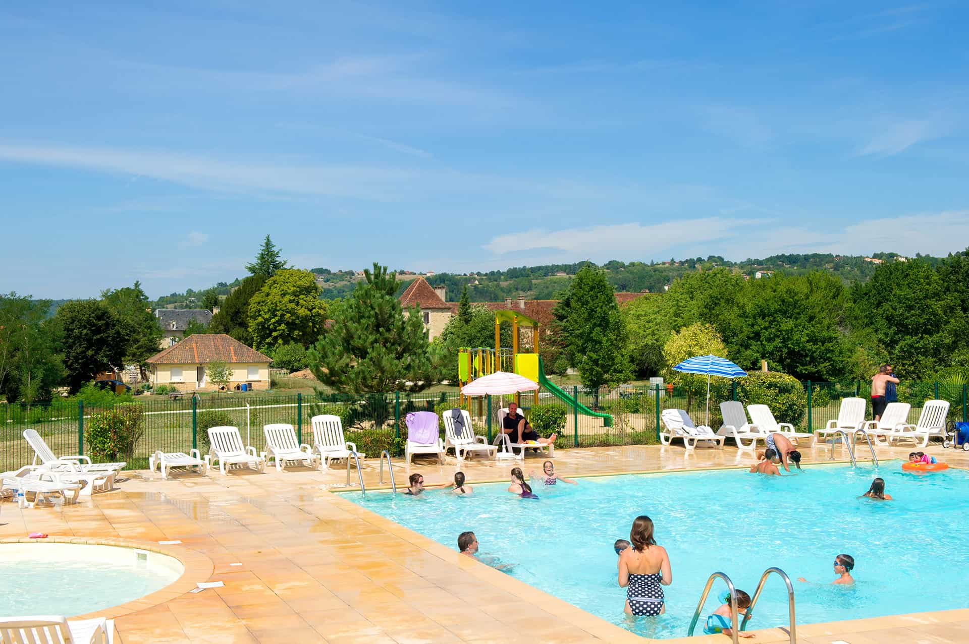 Piscine et bassin enfants chauffés de la résidence Goélia Le Hameau de la Vézère au Bugue.  Piscine et bassin enfants chauffés de la résidence Goélia Le Hameau de la Vézère au Bugue.