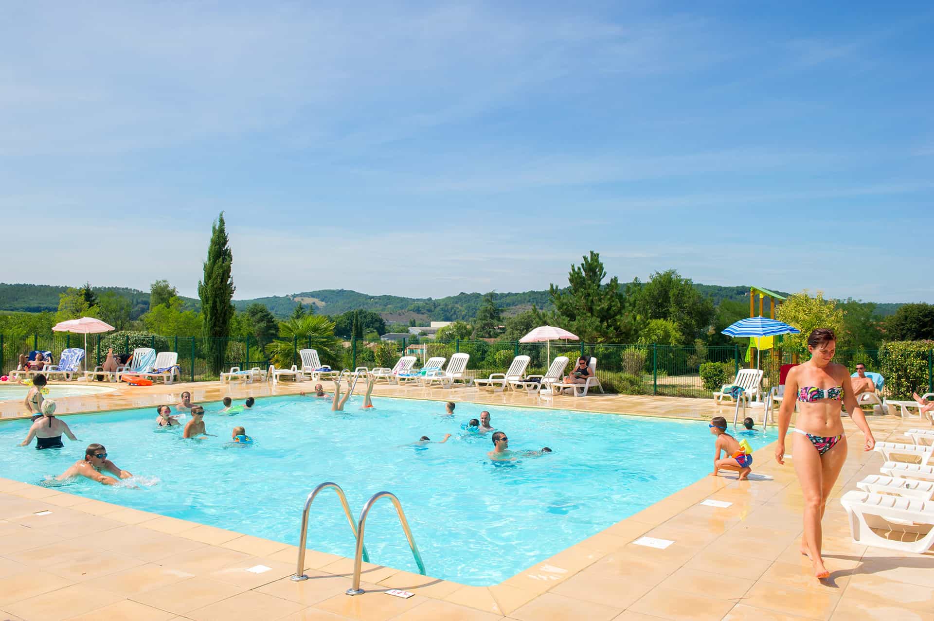 Piscine extérieure chauffée de la résidence de vacances Goélia Le Hameau de la Vézère au Bugue en Dordogne Piscine extérieure chauffée de la résidence de vacances Goélia Le Hameau de la Vézère au Bugue en Dordogne