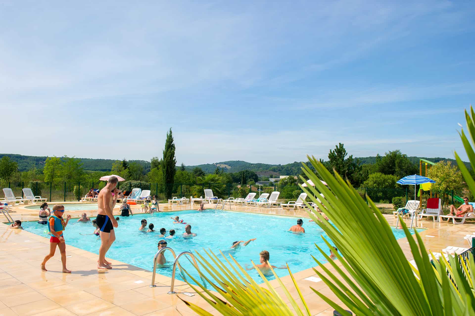Piscine extérieure chauffée de la résidence de vacances Goélia Le Hameau de la Vézère au Bugue en Dordogne Piscine extérieure chauffée de la résidence de vacances Goélia Le Hameau de la Vézère au Bugue en Dordogne