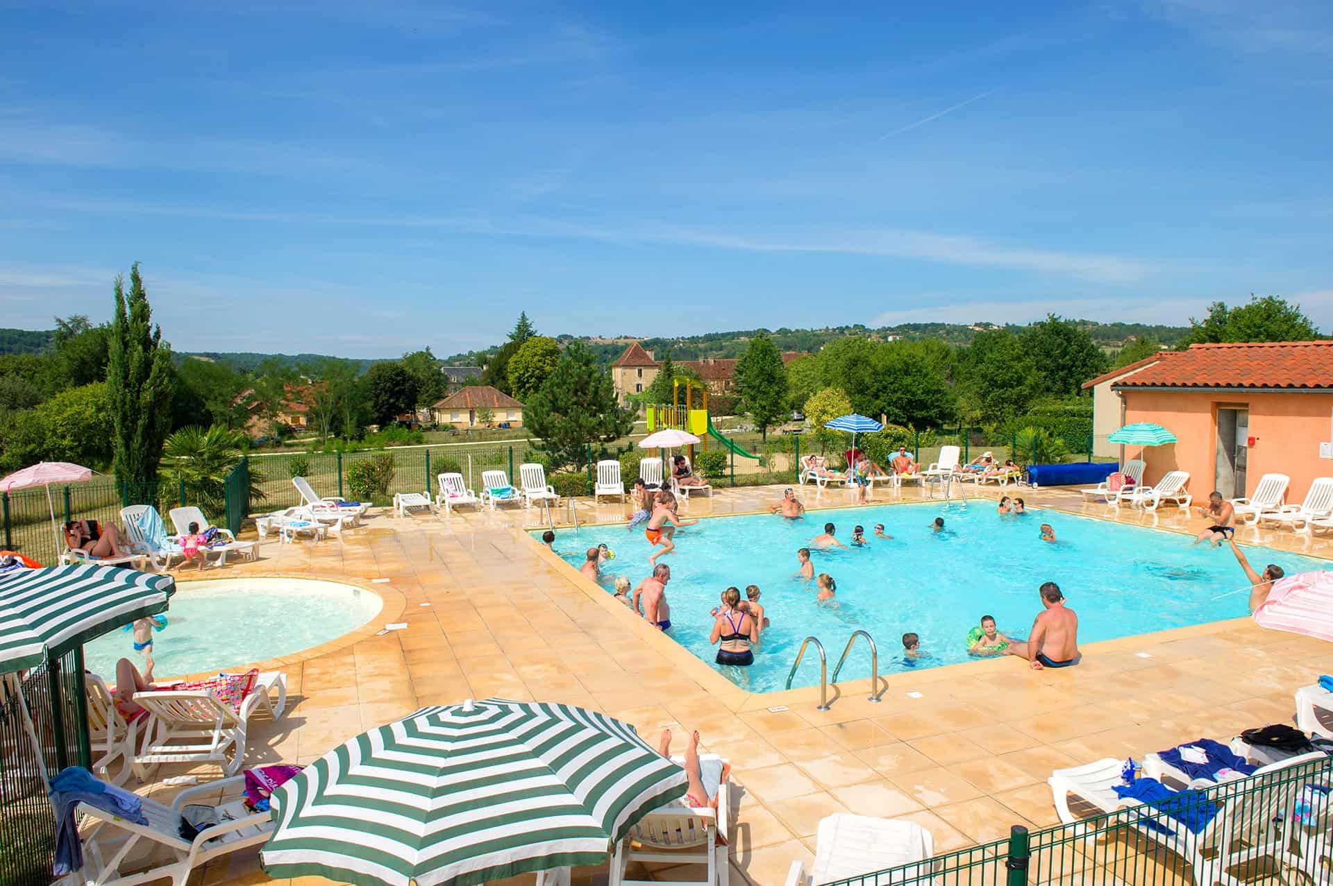 Piscine extérieure chauffée de la résidence de vacances Goélia Le Hameau de la Vézère au Bugue en Dordogne Piscine extérieure chauffée de la résidence de vacances Goélia Le Hameau de la Vézère au Bugue en Dordogne